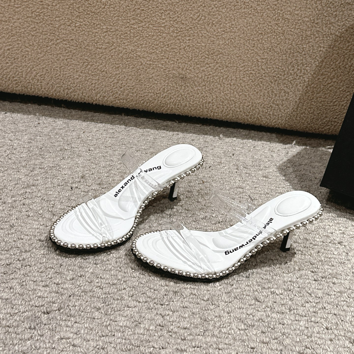 Luxury Alexander Wang shoe mats with sensory massage, embolism, and fashionable materials. Available in black, white, almond colors. - 图片 1