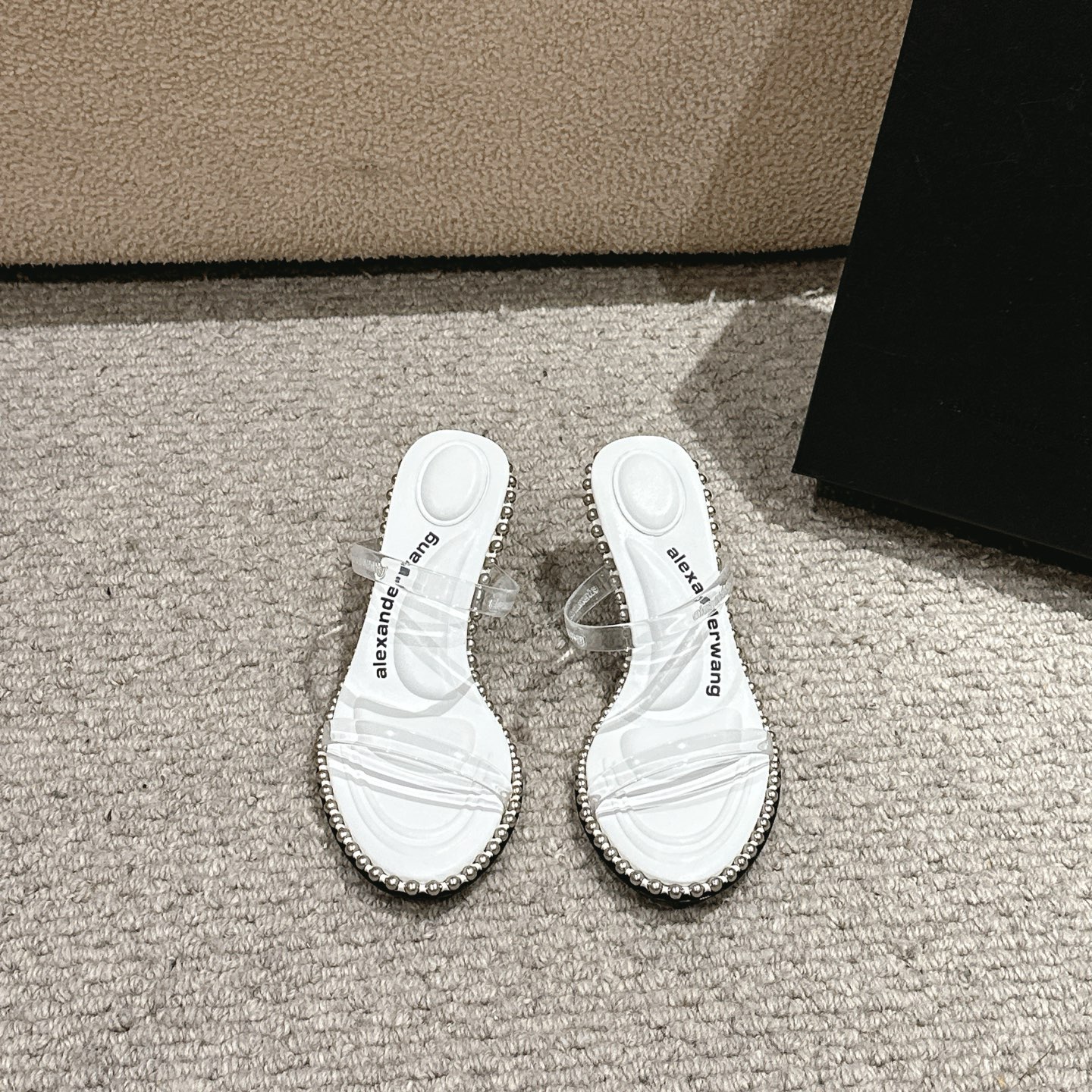 Luxury Alexander Wang shoe mats with sensory massage, embolism, and fashionable materials. Available in black, white, almond colors. - 图片 2