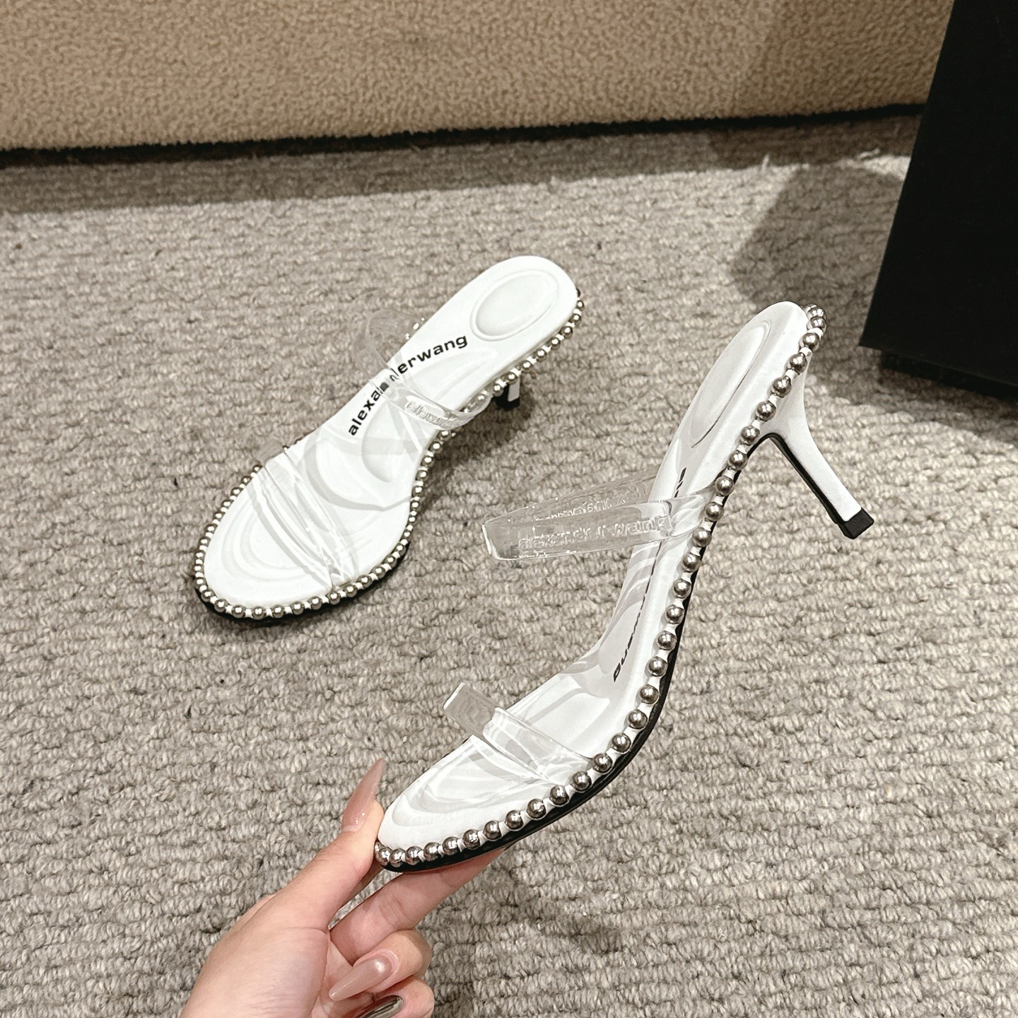 Luxury Alexander Wang shoe mats with sensory massage, embolism, and fashionable materials. Available in black, white, almond colors. - 图片 3