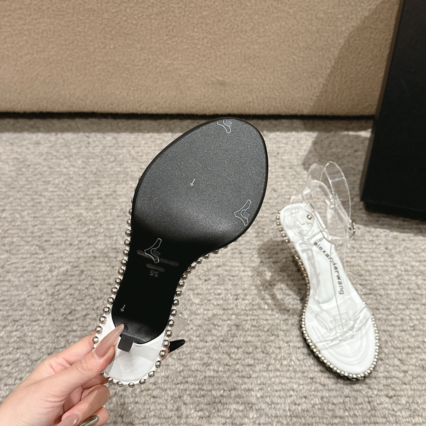 Title: Alexander Wang Luxury Shoes Description Summary: Alexander Wang luxury shoes with massage tape, logo, and high-quality materials in various colors and sizes. - 图片 9