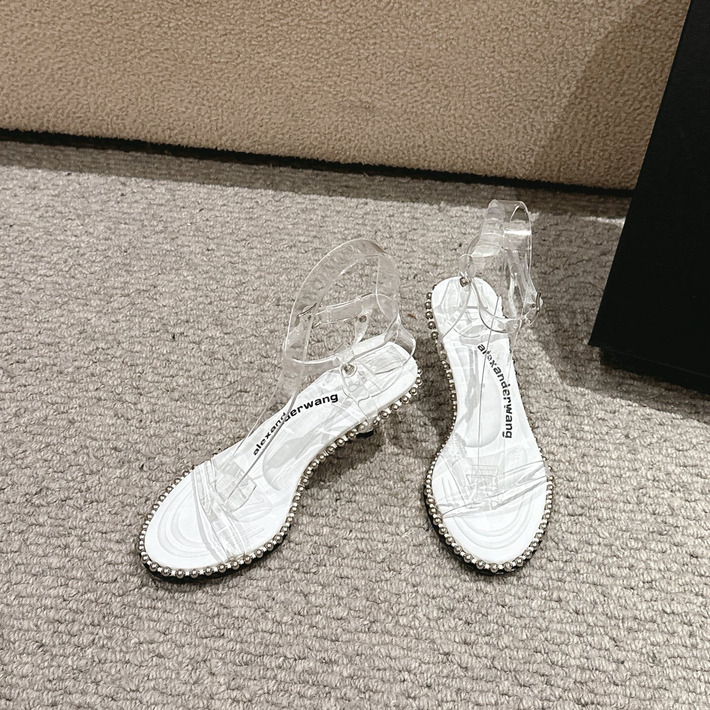 Title: Alexander Wang Luxury Shoes Description Summary: Alexander Wang luxury shoes with massage tape, logo, and high-quality materials in various colors and sizes. - 图片 4