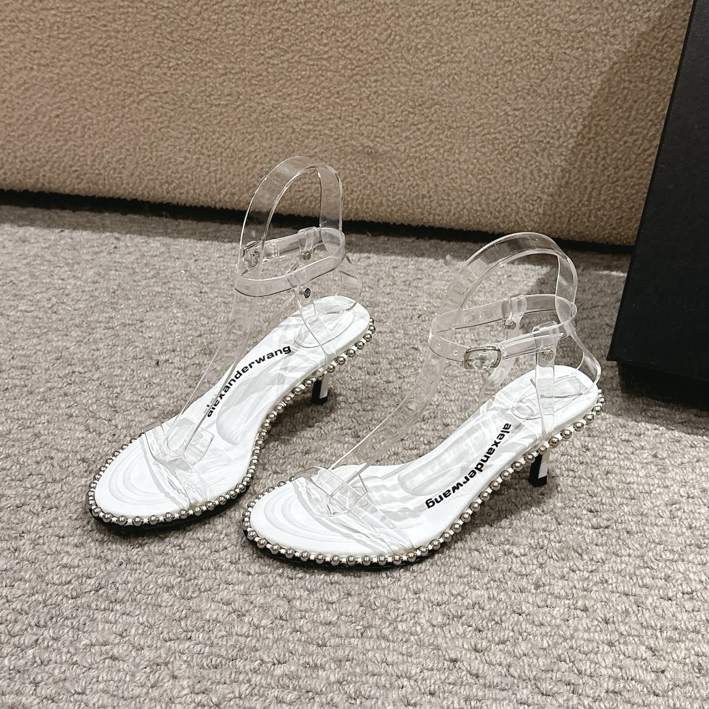 Title: Alexander Wang Luxury Shoes Description Summary: Alexander Wang luxury shoes with massage tape, logo, and high-quality materials in various colors and sizes. - 图片 1