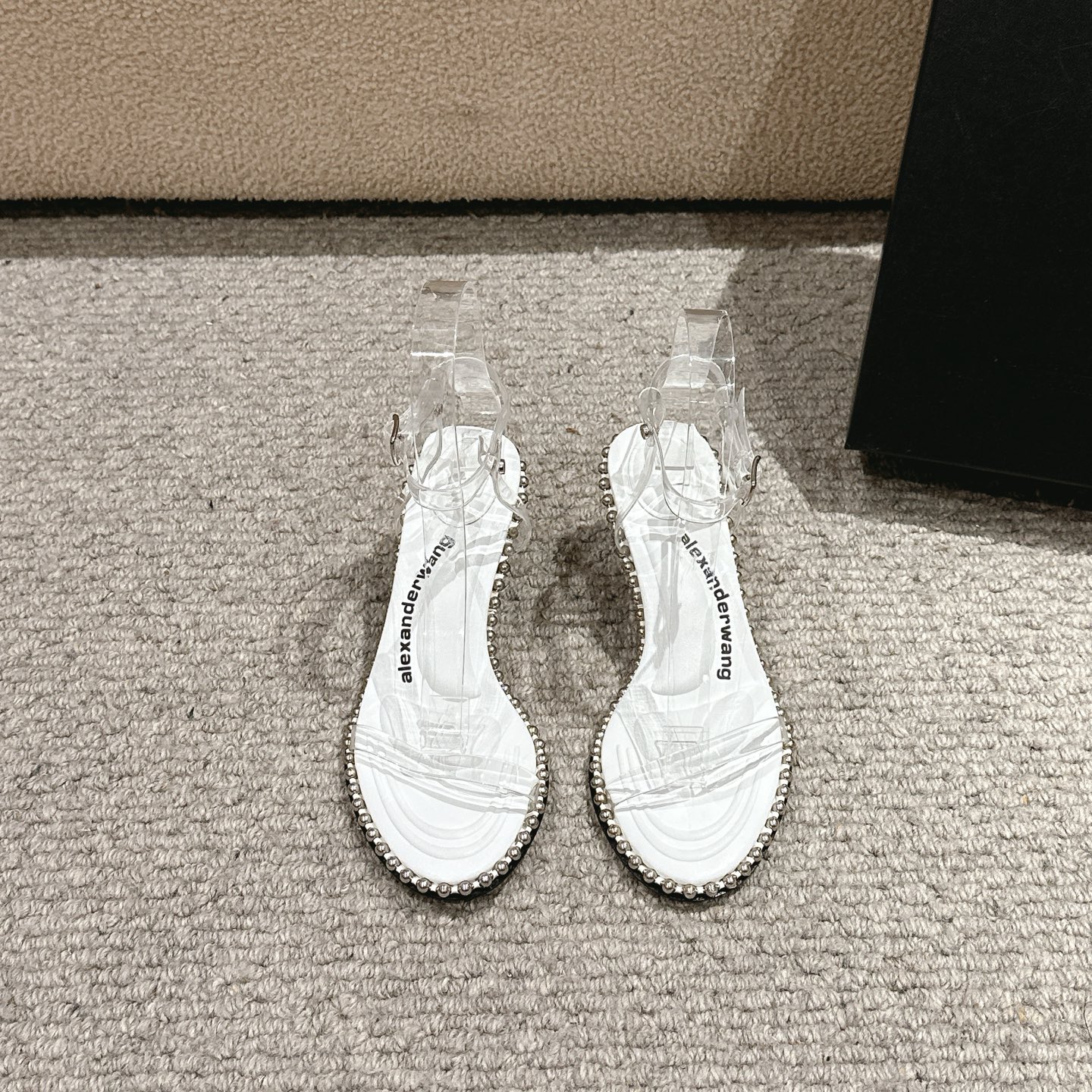 Title: Alexander Wang Luxury Shoes Description Summary: Alexander Wang luxury shoes with massage tape, logo, and high-quality materials in various colors and sizes. - 图片 2