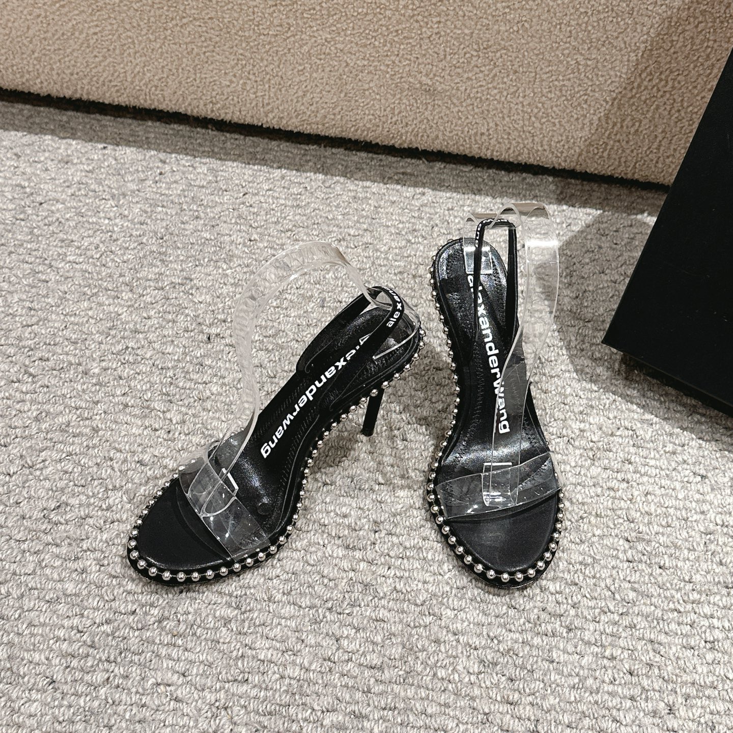 Luxury Alexander Wang Transparent Film Metal Slippers: Features, Materials, and Specifications - 图片 4