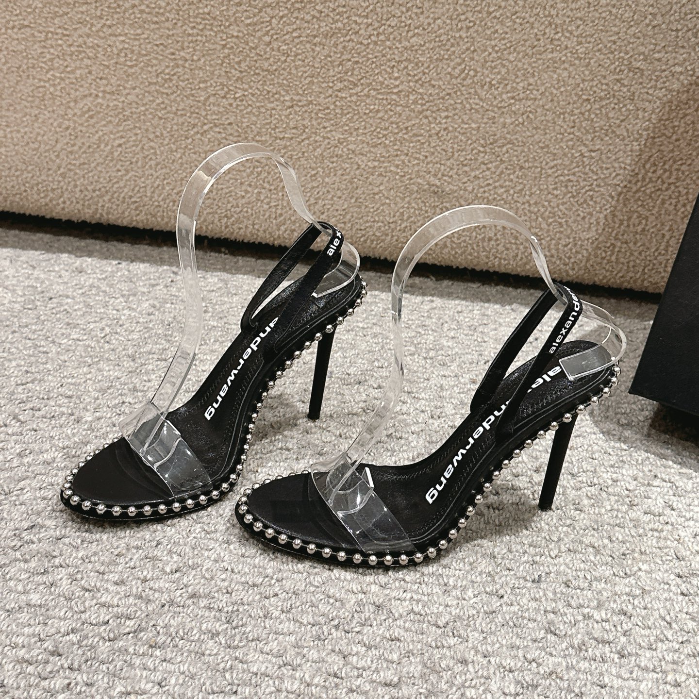 Luxury Alexander Wang Transparent Film Metal Slippers: Features, Materials, and Specifications - 图片 1