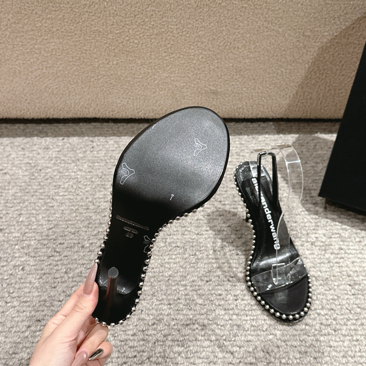 Luxury Alexander Wang Transparent Film Metal Slippers: Features, Materials, and Specifications - 图片 9