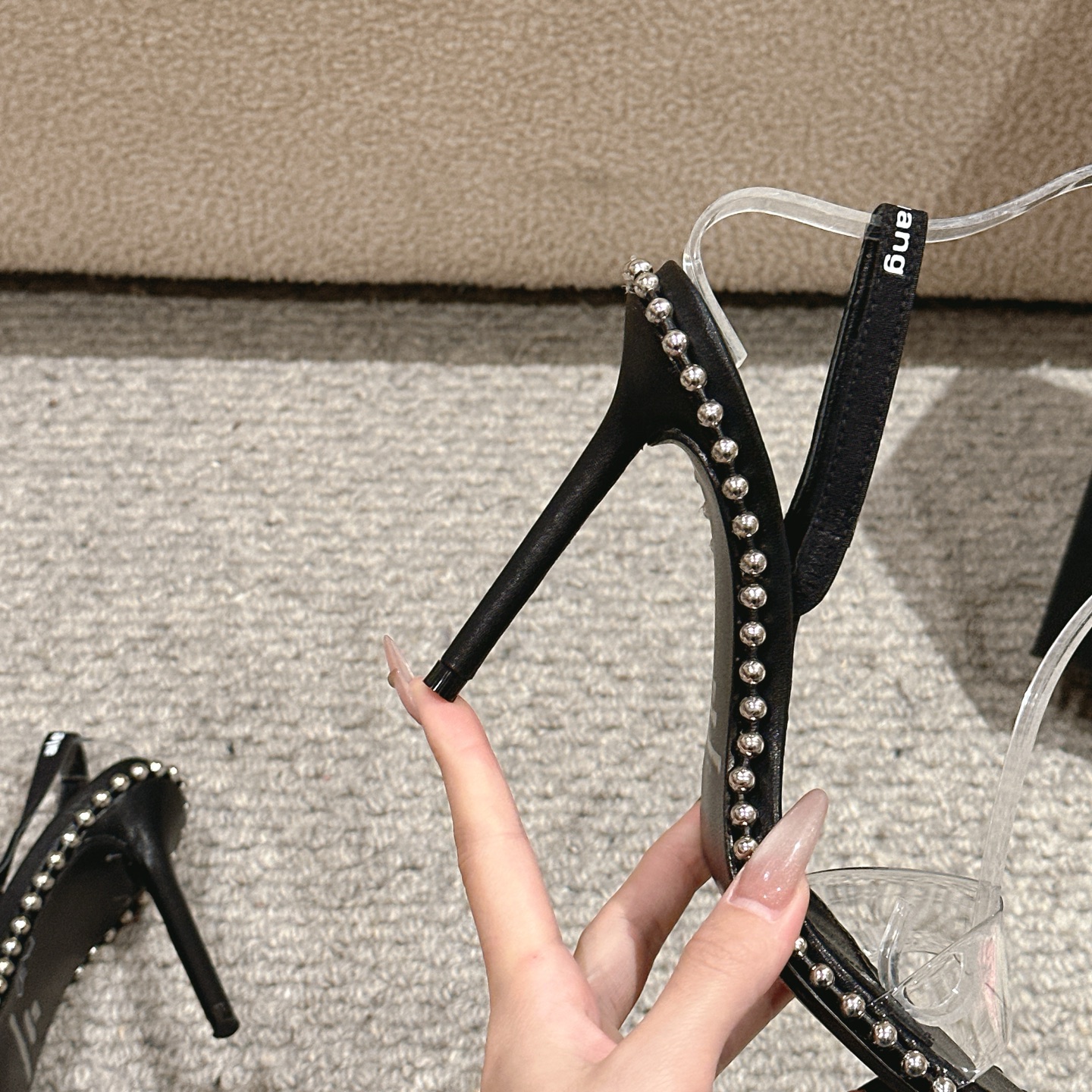 Luxury Alexander Wang Transparent Film Metal Slippers: Features, Materials, and Specifications - 图片 8