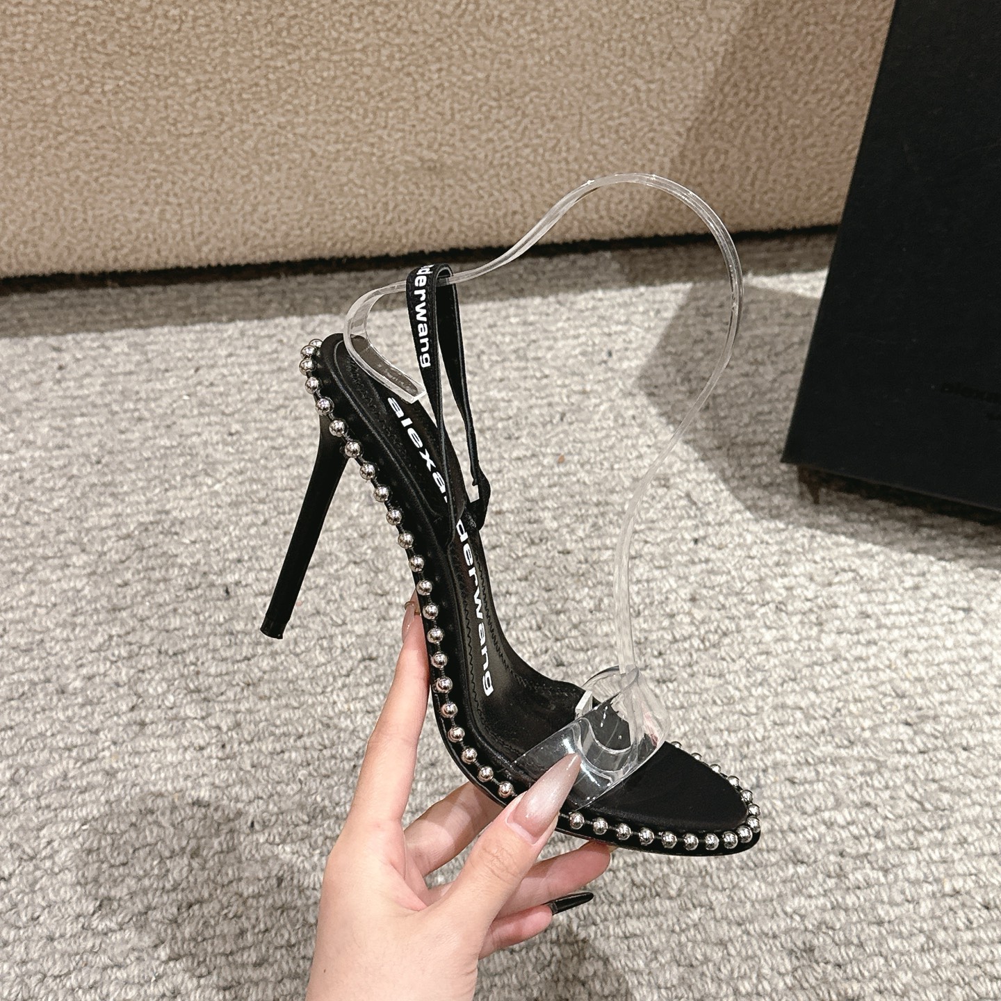 Luxury Alexander Wang Transparent Film Metal Slippers: Features, Materials, and Specifications - 图片 6