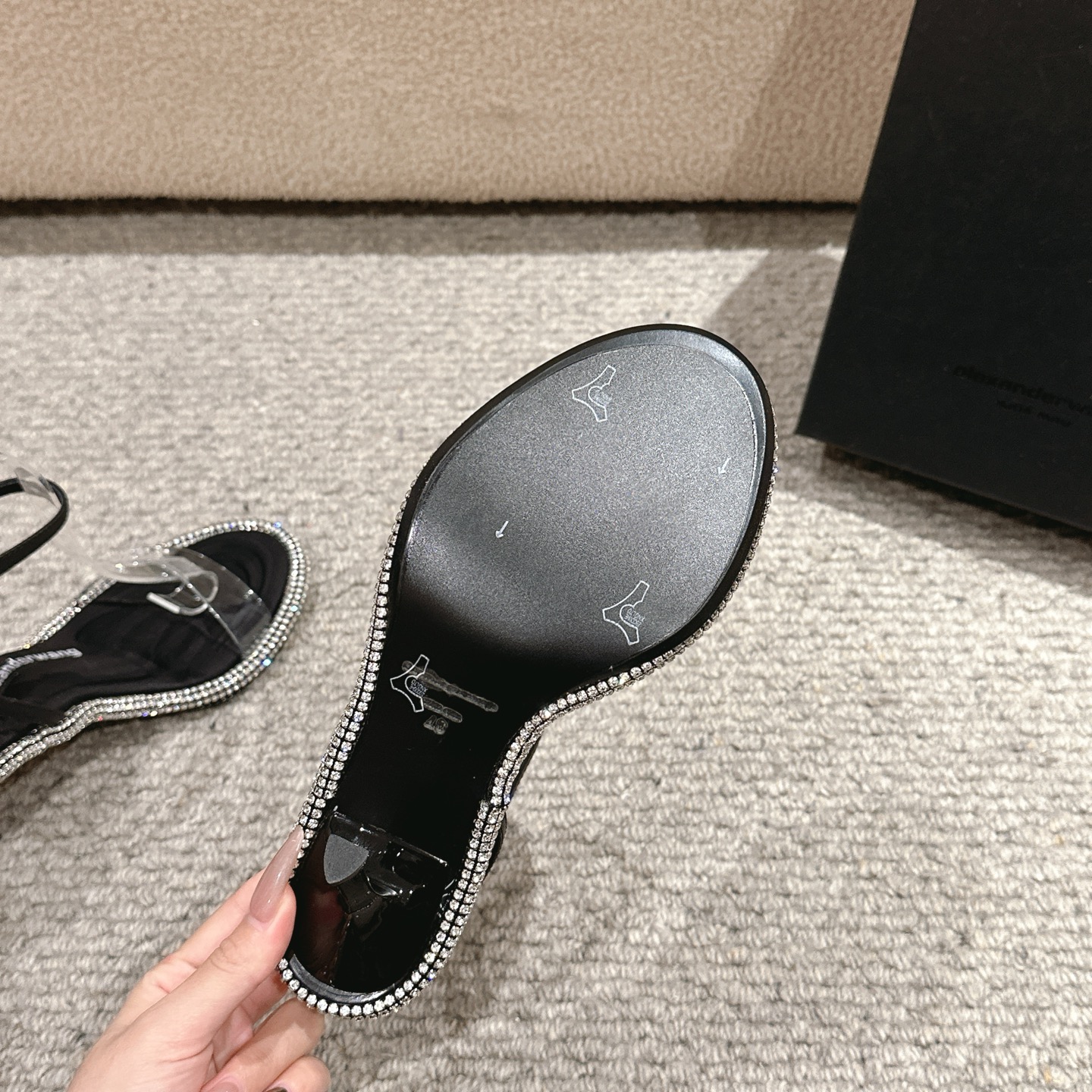 Title: Alexander Wang Luxury Shoes Description and Features Summary: Alexander Wang luxury shoes with transparent film, metal slippers, goat skin, Italian soles, and various heights available. - 图片 9