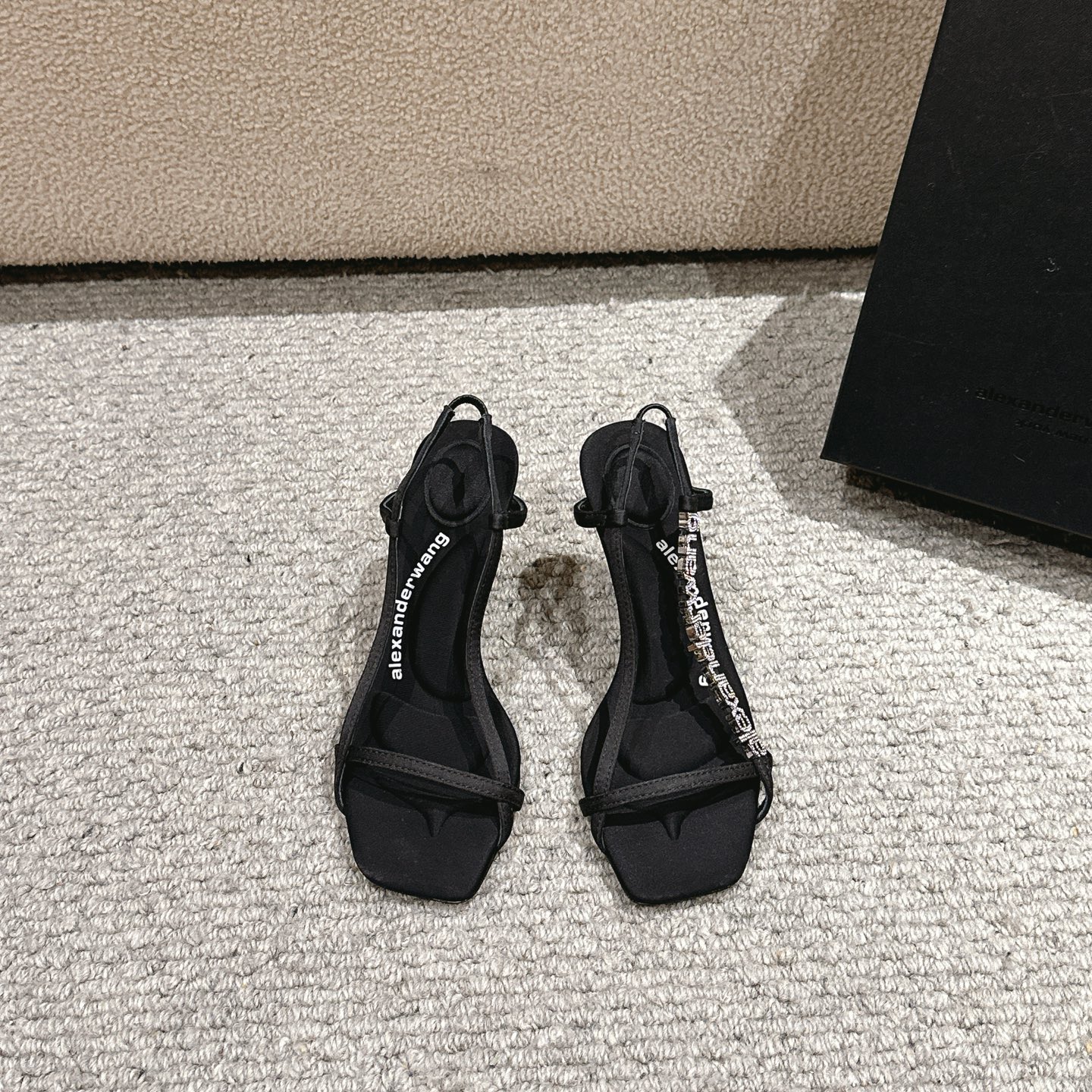 NO:235810,, Purchase level!  Alexander Wang high heels women's luxury Alexande* Wang original 1:1 material, using concave and convex and convex insoles with glue logo, matched with the most fashionable square toe   colored silk. Upper imported silk (black, green, pink, three colors) inner imported sheepskin footbed imported satin heel height 8.0cm sole original Italian imported dyed leather outsole size 35-39 (34.40, 41, 42.43 can be customized), high heels, alexander wang, sandals, high heels, sheepskin, real silk, silk fabric, Leather soles19860909,代购级别！ Alexander Wang亚历山大王高跟鞋女士奢侈品Alexande* Wang原版1:1的材料,采用凹凸感带按摩的鞋垫配上注胶 Logo ,搭配最潮方头 彩丝搭配. 鞋面进口真丝（黑色,绿色,粉红色,三个色） 内里进口羊皮 垫脚进口绸缎 跟高8.0cm 鞋底原版意大利进口透染真皮大底 码数35-39（34.40,41,42.43可定做）,高跟鞋凉鞋,alexander wang,sandals,high heels,sheepskin,real silk,silk fabric,Leather soles,Women's Shoes