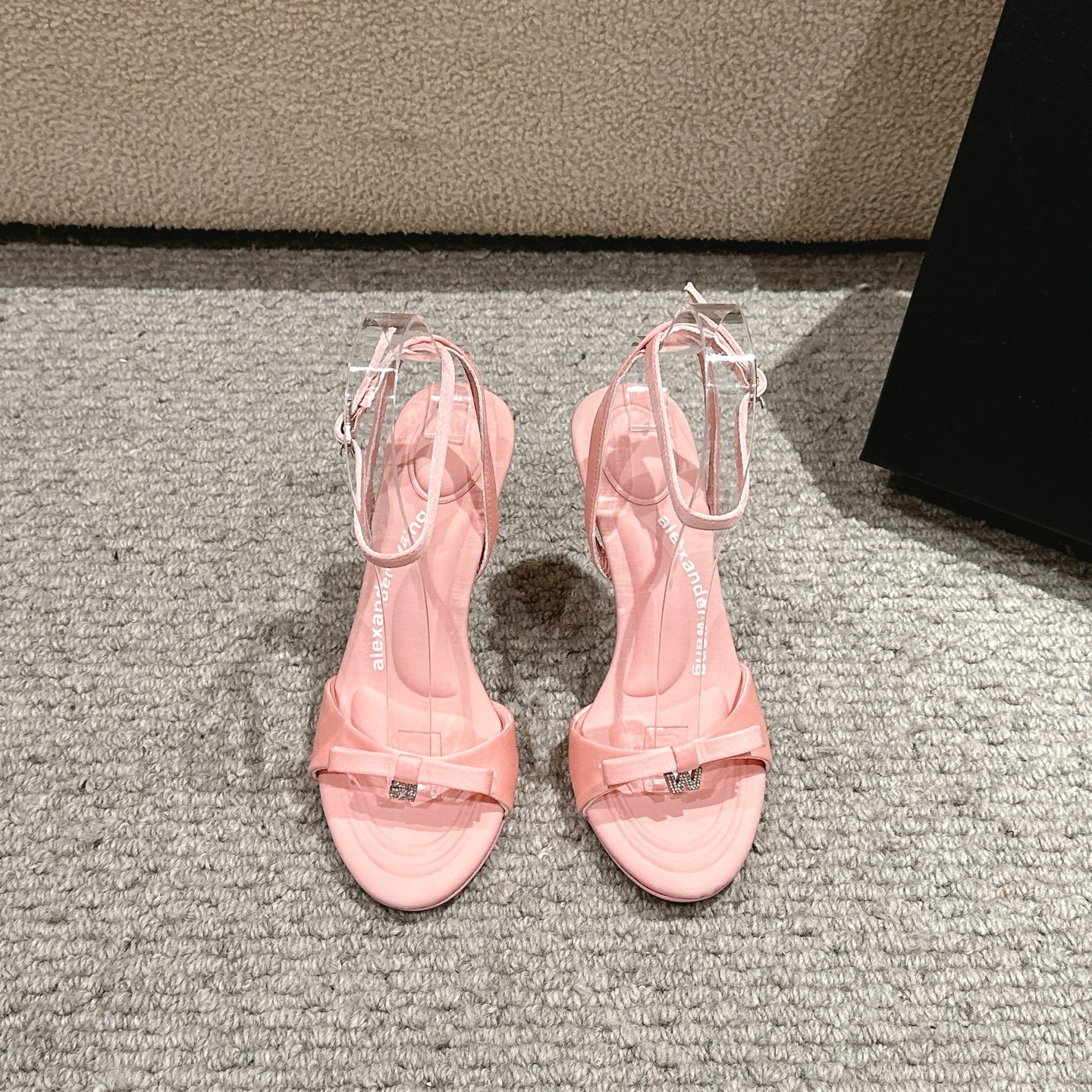 NO:235814,, Purchase level!  Alexander Wang high heels women's luxury Alexande* Wang original 1:1 material, concave and convex and massage insole with glue logo, matched with the most trendy round toe   high elastic injection molding material, metal rhinestone buckle sandals. Upper white cowhide, black silk, pink silk, three colors imported sheepskin footbed imported sheepskin, imported satin heel height 10cm sole original Italian imported dyed leather outsole size 35-39 (34.40, 41, 42.43 can be customized), high heels sandals, alexander wang, sandals, high heels, cowhide, sheepskin, real silk, silk fabric, Leather soles19860909,代购级别！ Alexander Wang亚历山大王高跟鞋女士奢侈品Alexande* Wang原版1:1的材料,凹凸感带按摩的鞋垫配上注胶 Logo ,搭配最潮圆头 高弹注塑材料,金属水钻饰扣凉鞋. 鞋面白牛皮,黑真丝,粉真丝,三个色 内里进口羊皮 垫脚进口羊皮,进口绸缎 跟高10cm 鞋底原版意大利进口透染真皮大底 码数35-39（34.40,41,42.43可定做）,高跟鞋凉鞋,alexander wang,sandals,high heels,cowhide,sheepskin,real silk,silk fabric,Leather soles,Women's Shoes