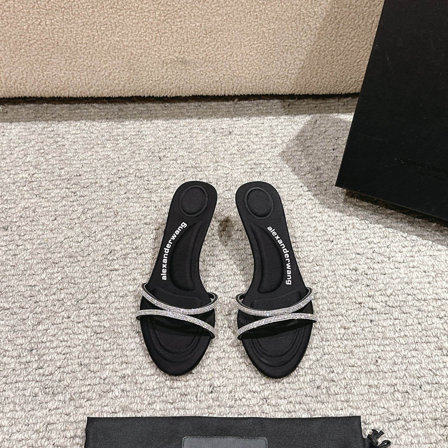 NO:235798,, Purchase level!  Alexander Wang high heels for women's luxury products Alexande* Wang original 1:1 material, concave and convex and convex insole with glue logo, matched with the most trendy round toe   high elastic injection molding material, metal rhinestone buckle sandals. Upper imported satin (black, red, green, yellow, pink) imported cowhide (black, white) in total seven colors, imported sheepskin in the inner lining imported foot pad imported satin heel height 5.0cm sole original Italian imported dyed leather outsole size 35-39 (34.40, 41, 42.43 can be customized), high heels, alexander wang, sandals, high heels, cowhide, sheepskin, silk fabric, Leather soles19860909,代购级别！ Alexander Wang亚历山大王高跟鞋女士奢侈品Alexande* Wang原版1:1的材料,凹凸感带按摩的鞋垫配上注胶 Logo ,搭配最潮圆头 高弹注塑材料,金属水钻饰扣凉鞋. 鞋面进口绸缎（黑,红,绿,黄,粉） 进口牛皮（黑,白）共七个颜色 内里进口羊皮 垫脚进口绸缎 跟高5.0cm 鞋底原版意大利进口透染真皮大底 码数35-39（34.40,41,42.43可定做）,高跟鞋,alexander wang,sandals,high heels,cowhide,sheepskin,silk fabric,Leather soles,Women's Shoes