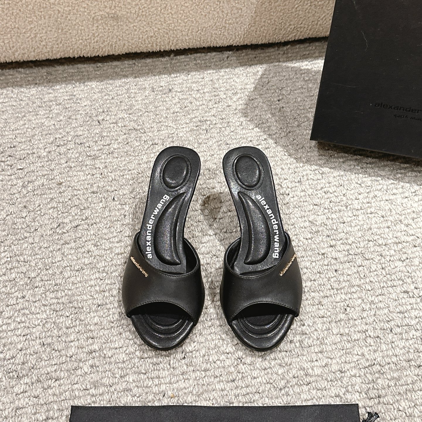 NO:235801,, Purchase level!  Alexander Wang high heels women's luxury Alexande* Wang original 1:1 material, concave and convex and massage insole with glue Logo. Upper black cowhide, white cowhide, apricot cowhide, blue denim imported sheepskin heel height 6.5cm sole original Italian imported dyed leather outsole size 35-39 (34.40, 41, 42.43 can be customized), high heels, alexander wang, high heels, cowhide, sheepskin, Leather soles19860909,代购级别！ Alexander Wang亚历山大王高跟鞋女士奢侈品Alexande* Wang原版1:1的材料,凹凸感带按摩的鞋垫配上注胶 Logo . 鞋面黑牛皮,白牛皮,杏牛皮,蓝牛仔 内里进口羊皮 跟高6.5cm 鞋底原版意大利进口透染真皮大底 码数35-39（34.40,41,42.43可定做）,高跟鞋,alexander wang,high heels,cowhide,sheepskin,Leather soles,Women's Shoes