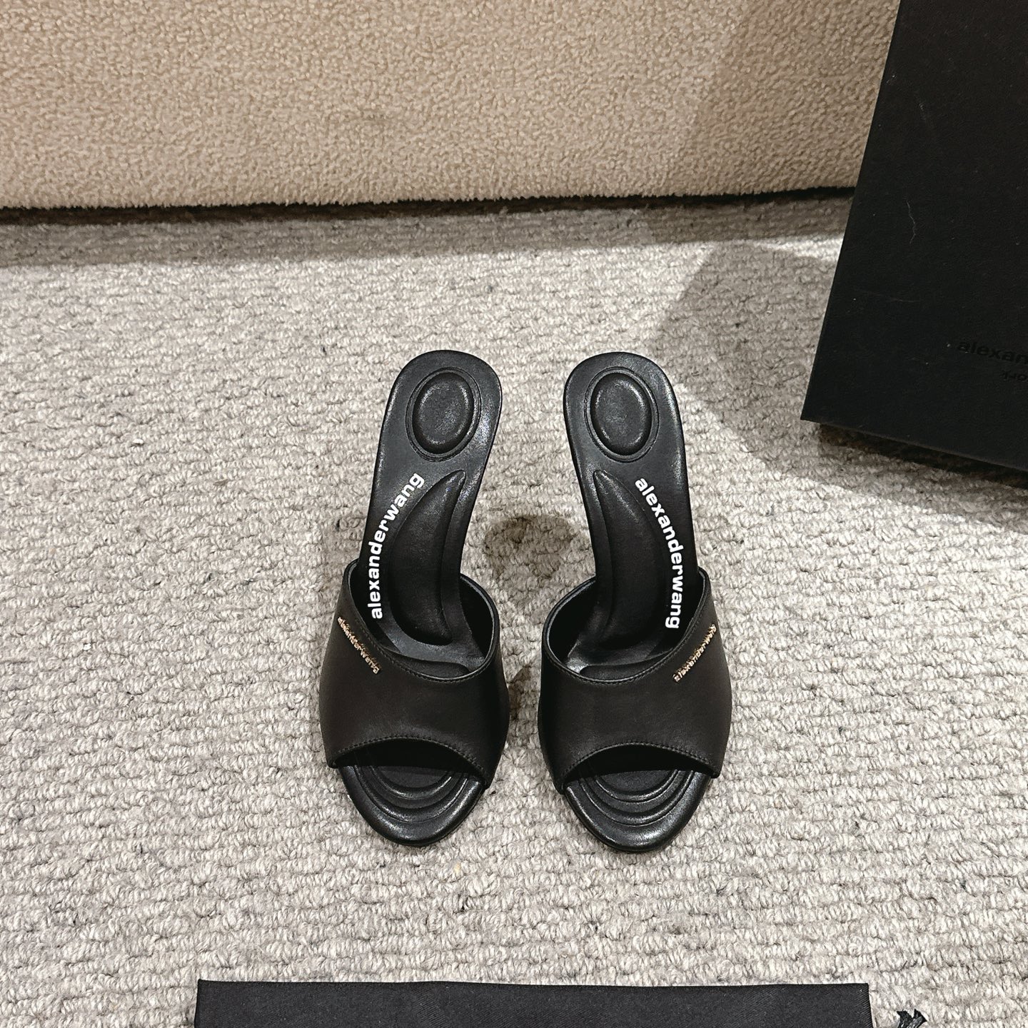 NO:235805,, Purchase level!  Alexander Wang high heels women's luxury products Alexande* Wang original 1:1 material, concave and convex and massage insole with glue Logo. Upper black cowhide, white cowhide, apricot cowhide, blue denim imported sheepskin, heel height 10cm sole original Italian imported dyed leather outsole size 35-39 (34.40, 41, 42.43 can be customized), high heels, alexander wang, high heels, cowhide, sheepskin, Leather soles19860909,代购级别！ Alexander Wang亚历山大王高跟鞋女士奢侈品Alexande* Wang原版1:1的材料,凹凸感带按摩的鞋垫配上注胶 Logo . 鞋面黑牛皮,白牛皮,杏牛皮,蓝牛仔 内里进口羊皮 跟高10cm 鞋底原版意大利进口透染真皮大底 码数35-39（34.40,41,42.43可定做）,高跟鞋,alexander wang,high heels,cowhide,sheepskin,Leather soles,Women's Shoes