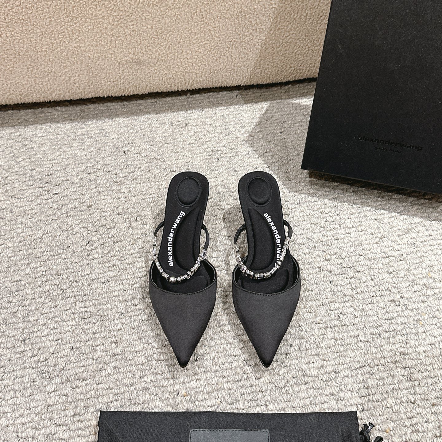 NO:235808,, Purchase level!  Alexander Wang high heels women's luxury products Alexande* Wang original 1:1 material, concave and convex and massage insole with glue Logo. Upper silk, imported sheepskin, heel height 5cm, sole original imported Italian transparent leather outsole, size 35-39 (34.40, 41, 42.43 can be customized), high heels, alexander wang, high heels, sheepskin, real silk, Leather soles19860909,代购级别！ Alexander Wang亚历山大王高跟鞋女士奢侈品Alexande* Wang原版1:1的材料,凹凸感带按摩的鞋垫配上注胶 Logo . 鞋面真丝 内里进口羊皮 跟高5cm 鞋底原版意大利进口透染真皮大底 码数35-39（34.40,41,42.43可定做）,高跟鞋,alexander wang,high heels,sheepskin,real silk,Leather soles,Women's Shoes