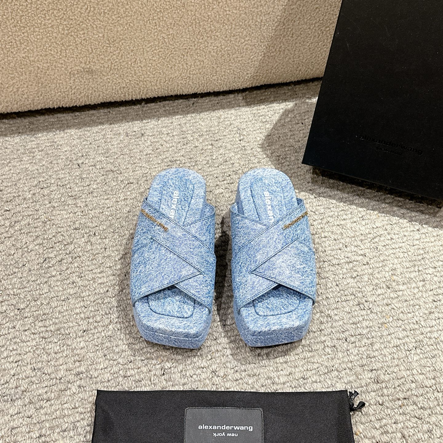 NO:235795,, Purchase level!  Alexander Wang high heels for women, luxury products for women, Alexande* Wang original 1:1 material, concave and convex and massage insoles with glue, logo. Upper black cowhide, blue denim pattern cowhide, white cowhide imported sheepskin, water table 7cm sole original open mold logo rubber outsole!  Slippers, alexander wang, high heels, slippers, cowhide, sheepskin19860909,代购级别！ Alexander Wang亚历山大王高跟鞋女士奢侈品Alexande* Wang原版1:1的材料,凹凸感带按摩的鞋垫配上注胶 Logo . 鞋面黑牛皮,蓝牛仔纹牛皮,白牛皮 内里进口羊皮 水台7cm 鞋底原版开模logo橡胶大底！ 码数35-39（34.40,41,42.43可定做）,拖鞋,alexander wang,high heels,slippers,cowhide,sheepskin,Women's Shoes