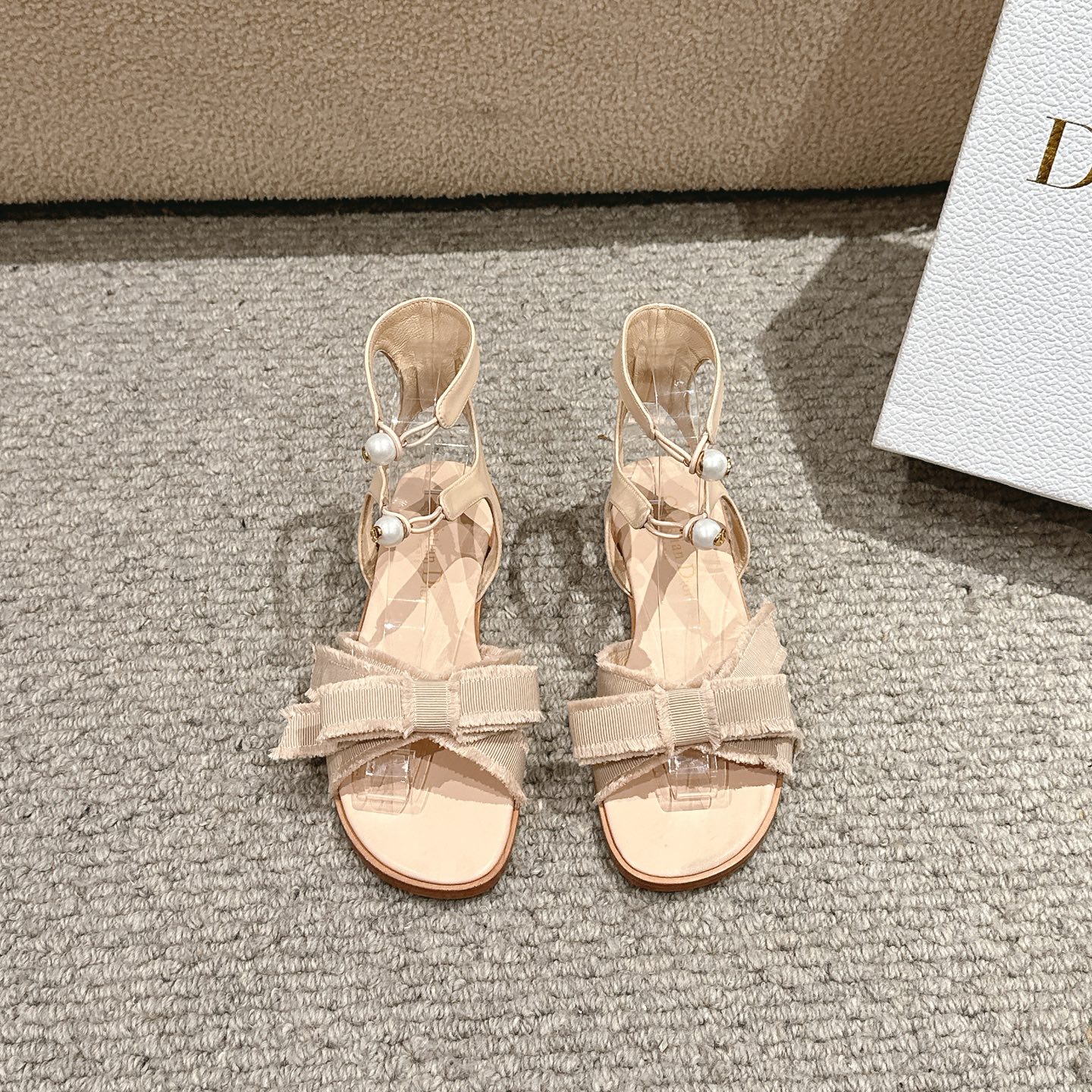 NO:238063,Purchase level!  Dior J'ADIOR tassel webbing shoes, fashionable spring and summer show new Adiorble women's shoes, CD stars same fashion tassel bow flat pearl letter logo hardware buckle open-toe sandals, upper: original custom tassel grosgrain upper, inner water dyed sheepskin inner Italian A-grade leather outsole, size 34-43 (34, 40, 41, 42, 43 custom non-return), sandals, dior, dior, sandals, sheepskin, Leather soles19860909代购级别！ 迪奥J‘ADIOR流苏织带女鞋 时尚春夏走秀新款Adiorble女鞋 CD明星同款时尚流苏蝴蝶结平底珍珠字母logo五金扣露趾凉鞋 鞋面:原版定制流苏罗缎鞋面 内里水染羊皮内里 意大利A级真皮大底 码数34-43（34,40,41,42,43定制不退换）,凉鞋,dior,dior,sandals,sheepskin,Leather soles,Women's Shoes