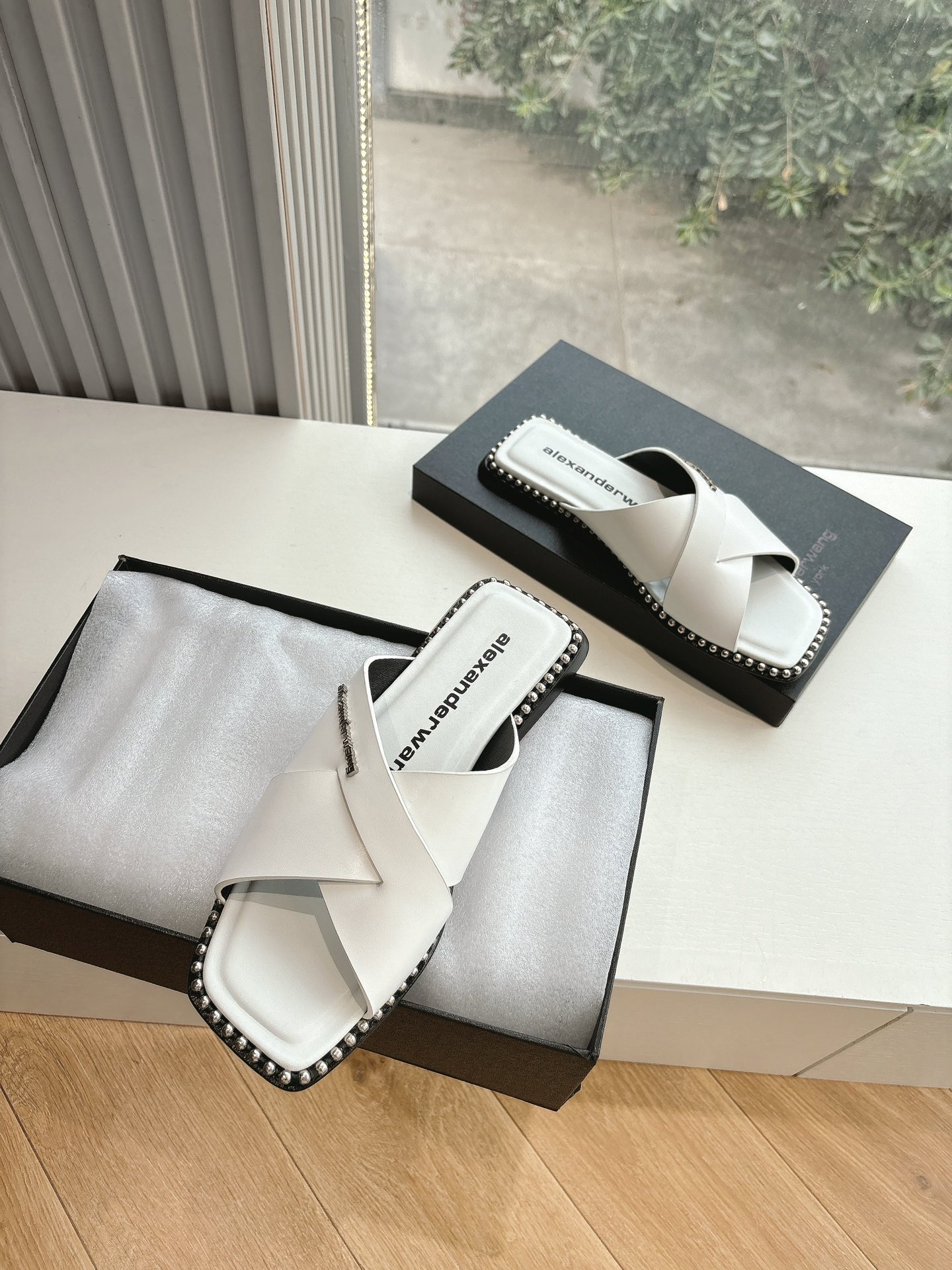 “Alexander Wang Luxury Flat Shoes for Spring/Summer 25ss: Stylish, Sympathetic Design in Cattle & Sheep Skin” - 图片 2