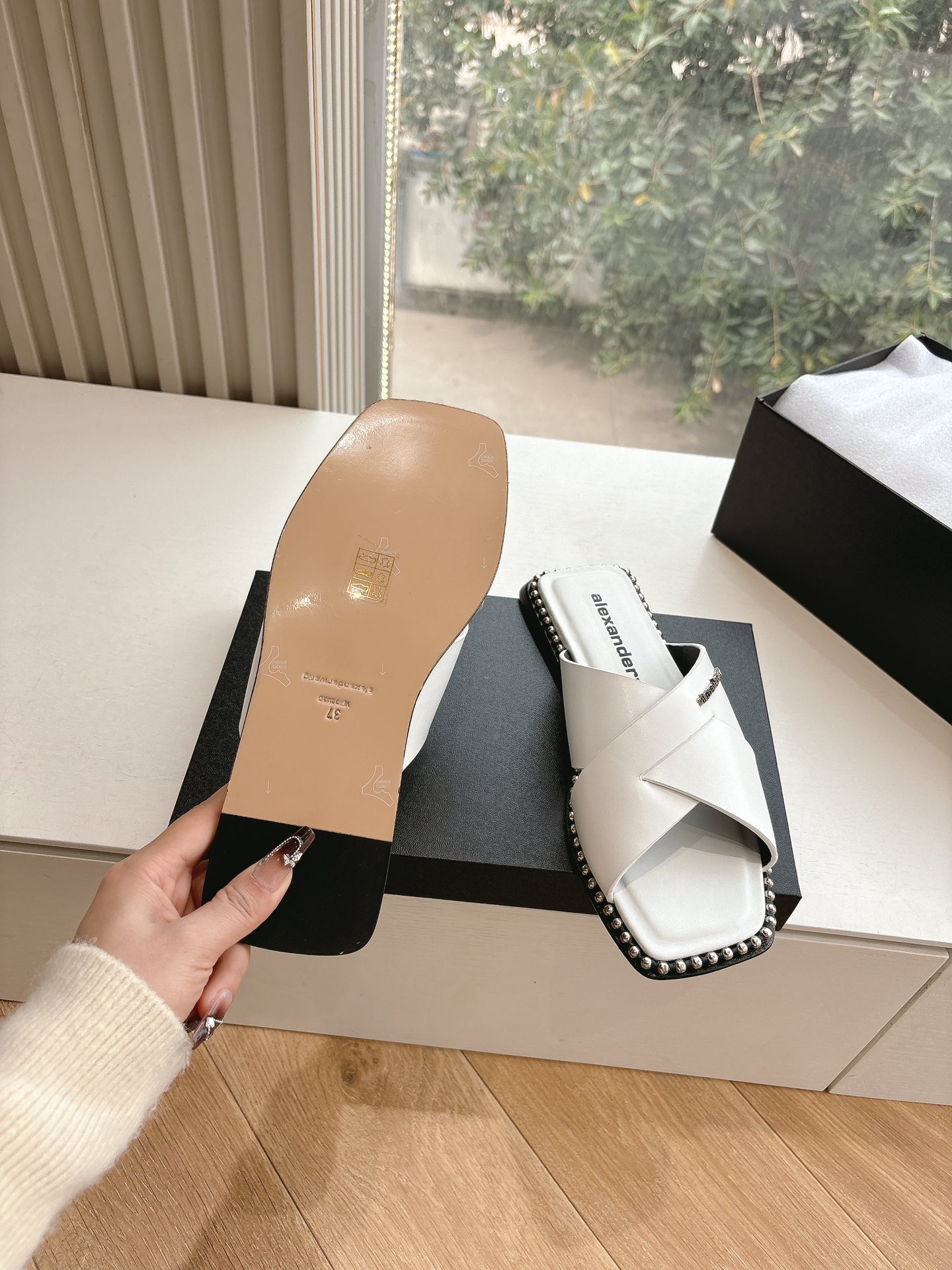 “Alexander Wang Luxury Flat Shoes for Spring/Summer 25ss: Stylish, Sympathetic Design in Cattle & Sheep Skin” - 图片 9