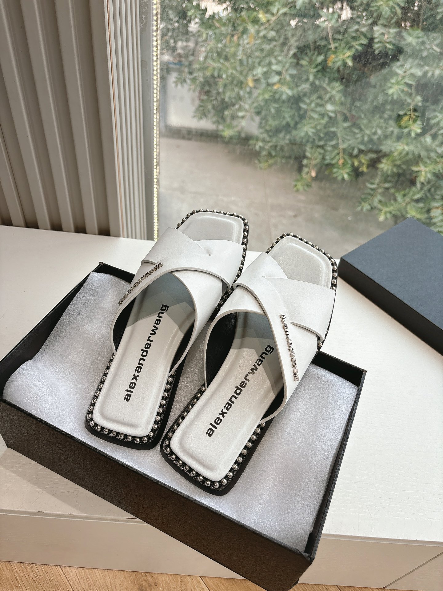 “Alexander Wang Luxury Flat Shoes for Spring/Summer 25ss: Stylish, Sympathetic Design in Cattle & Sheep Skin” - 图片 3