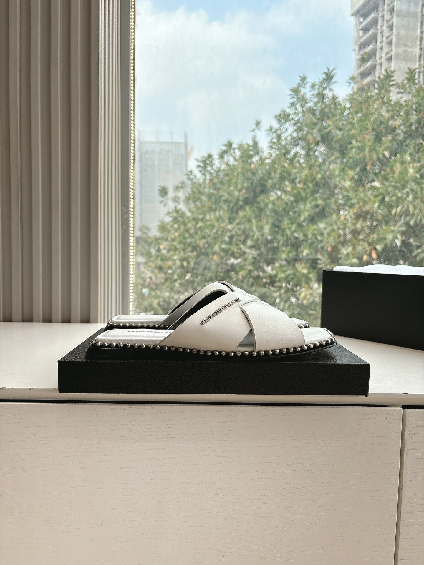 “Alexander Wang Luxury Flat Shoes for Spring/Summer 25ss: Stylish, Sympathetic Design in Cattle & Sheep Skin” - 图片 6