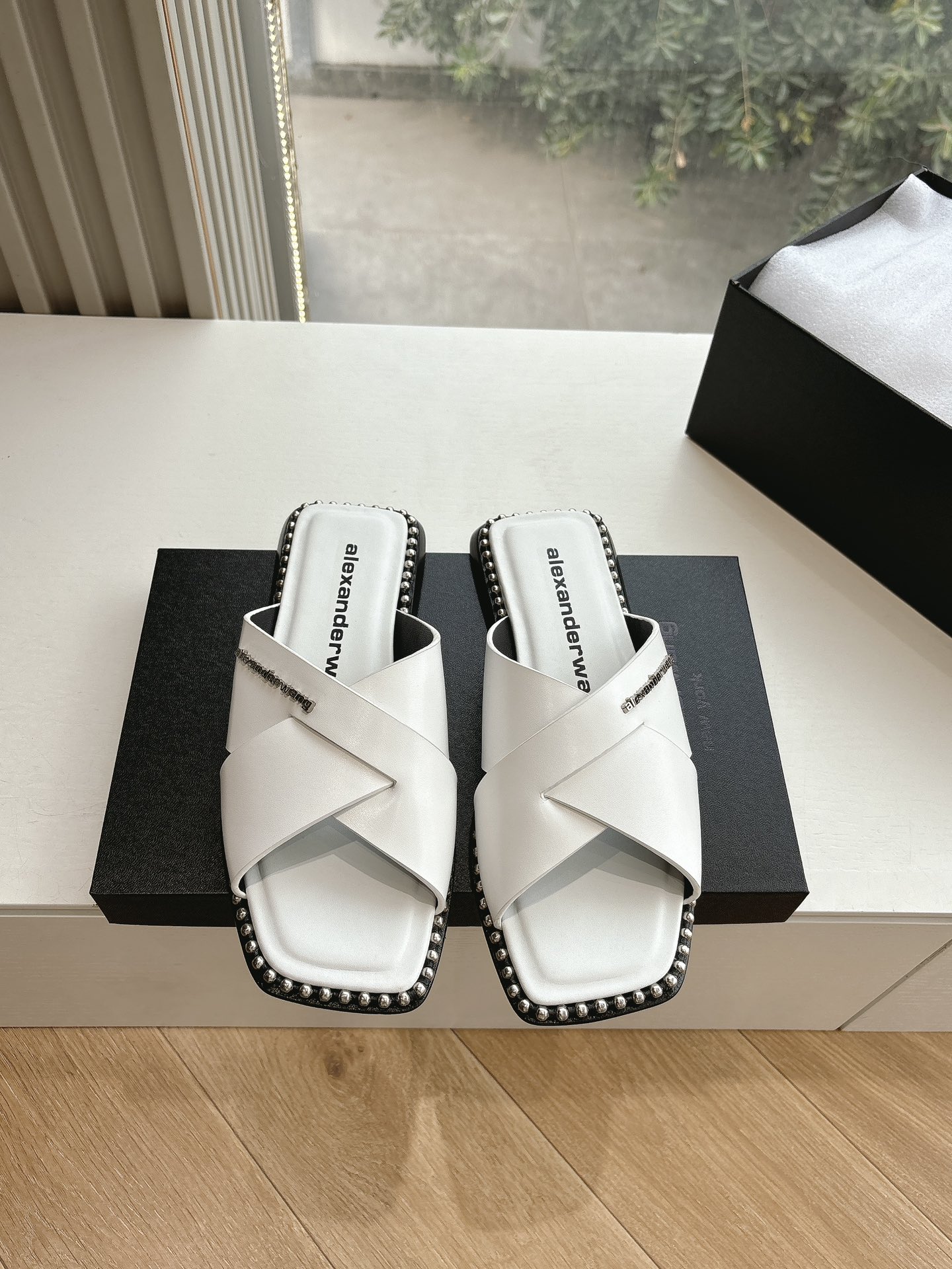 “Alexander Wang Luxury Flat Shoes for Spring/Summer 25ss: Stylish, Sympathetic Design in Cattle & Sheep Skin” - 图片 4