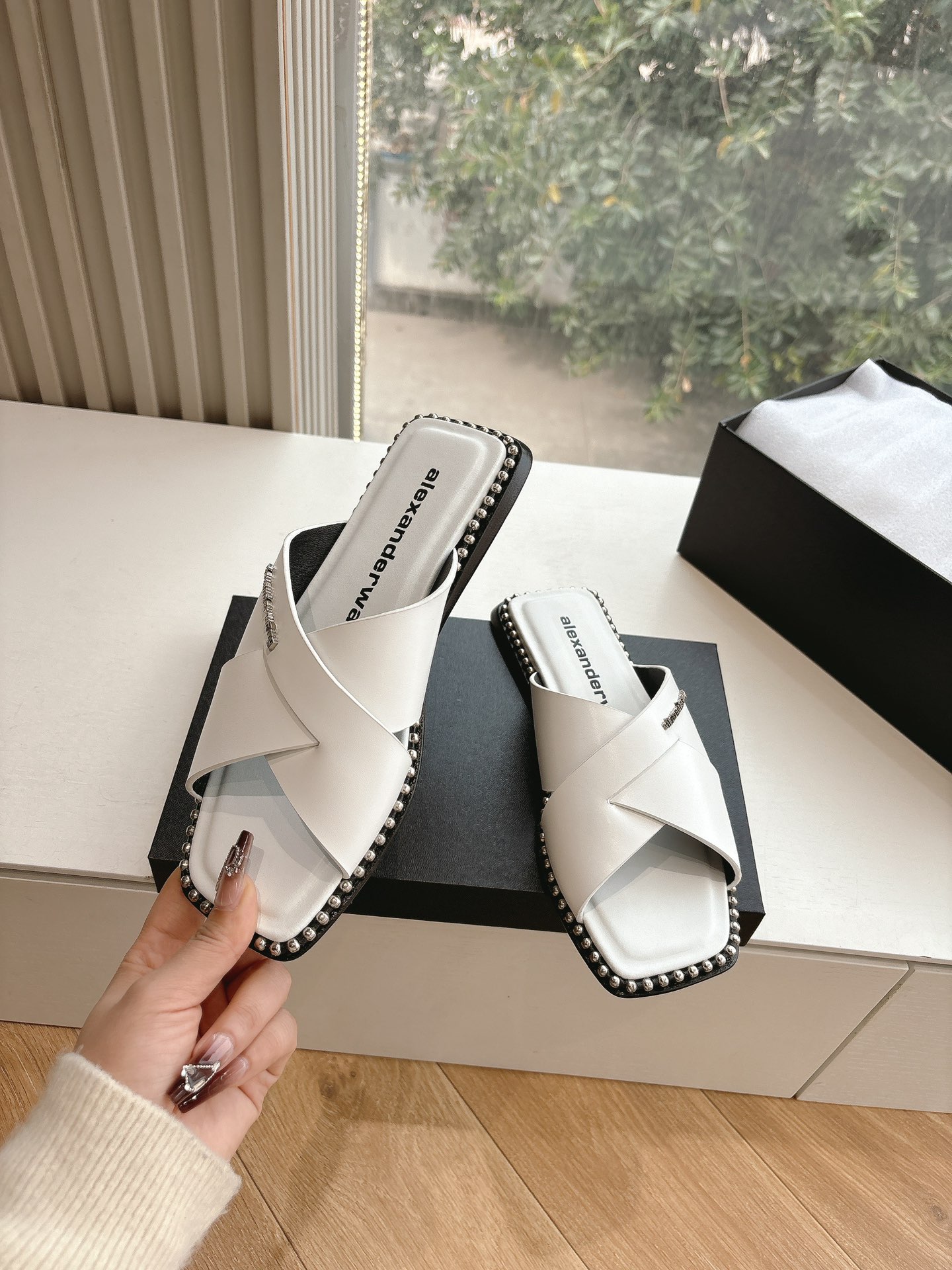 “Alexander Wang Luxury Flat Shoes for Spring/Summer 25ss: Stylish, Sympathetic Design in Cattle & Sheep Skin” - 图片 5
