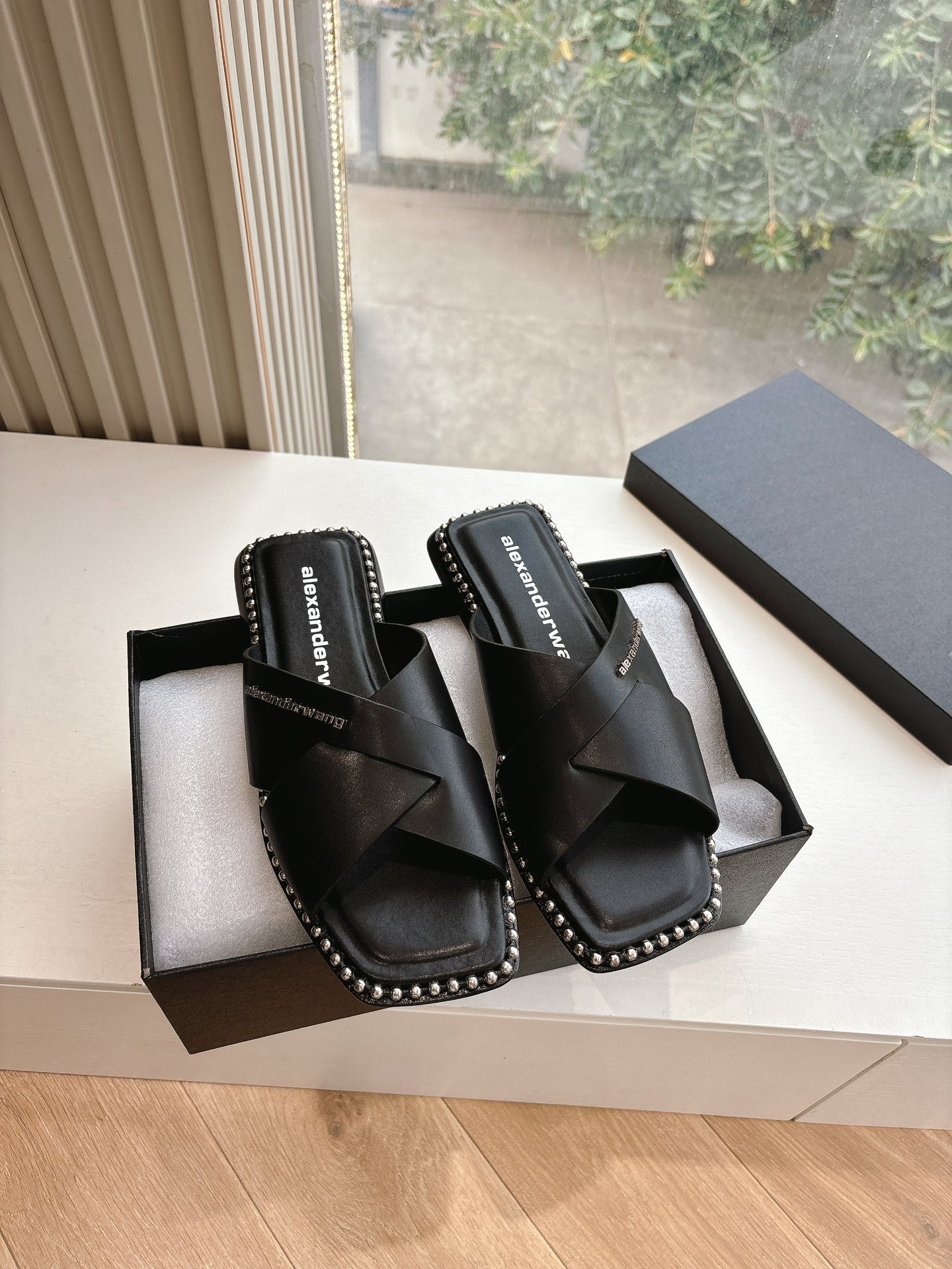 NO:225425,, Purchase level!  Alexander Wang Lady's luxury 25ss Spring and summer new cross-personal flat slippers, super textured, love, love, this style is simple and fashionable and comfortable to wear. An indispensable model in summer presents a brand new iconic outline. Flat-sole style with beads and edges are full of personality. Upper cowhide/original mold opening button nails inner sheepskin sole Italian leather outsole size 35-39 ((34.40, 41, 42.43 can be customized, custom made, no return or exchange), slippers, alexander wang, slippers, cowhide, sheepskin, Leather soles19860909,代购级别！ Alexander Wang亚历山大王女士奢侈品25ss 春夏新款交叉个性平底拖鞋 御姐风 超有质感 爱了爱了 该款设计简约上脚时尚舒服 夏季不可缺少的一款大王呈现焕然一新的标志性轮廓.平底款式配上珠珠边缘个性十足 鞋面牛皮/原版开模钮钉 内里羊皮里 鞋底意大利真皮大底 码数35-39(（34.40,41,42.43可订做,订做不退换）,拖鞋,alexander wang,slippers,cowhide,sheepskin,Leather soles,Women's Shoes