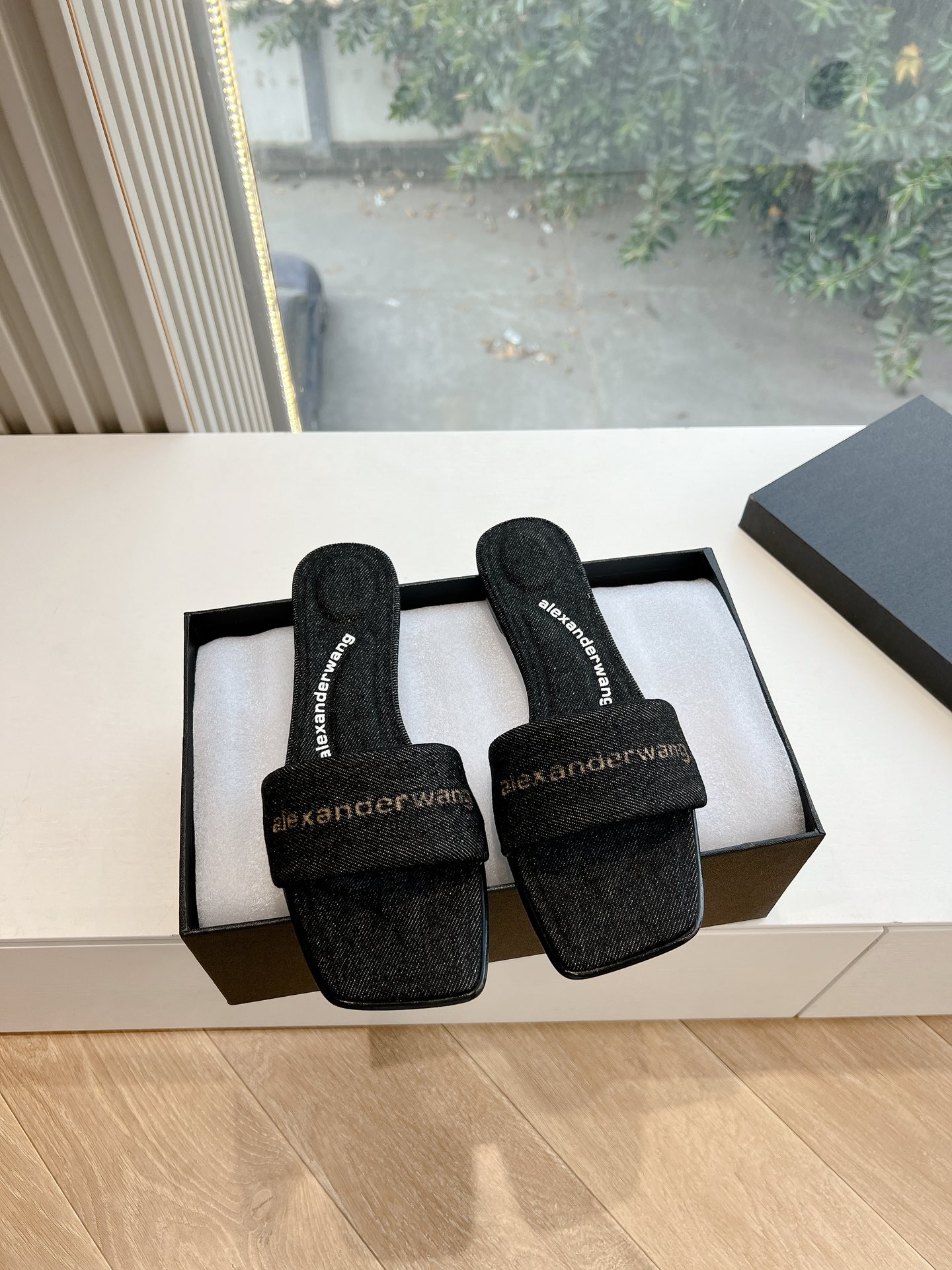 NO:225429,, Purchase level!  Alexander Wang 2025 flat denim sandal slippers, the upper is imported sheepskin and special canvas butter leather, the original craft concave and concave three-dimensional imported sheepskin footbed, the original insole logo, the original Italian imported perm dyed original sole, simple and fashionable and comfortable to wear. The upper cowhide/original mold opening button nails inner sheepskin sole Italian genuine leather outsole size 35-39 ((34.40, 41, 42.43 can be customized, custom made without return), slippers, alexander wang, sandals, slippers, cowhide, sheepskin, Leather soles19860909,代购级别！ Alexander Wang亚历山大王2025平底牛仔凉鞋拖鞋,鞋面为进口羊皮和特殊帆布牛油皮原厂工艺凹凸立体进口羊皮垫脚, 原厂鞋垫logo标,原版意大利进口透染原版大底,简约上脚时尚舒服. 鞋面牛皮/原版开模钮钉 内里羊皮里 鞋底意大利真皮大底 码数35-39(（34.40,41,42.43可订做,订做不退换）,拖鞋,alexander wang,sandals,slippers,cowhide,sheepskin,Leather soles,Women's Shoes