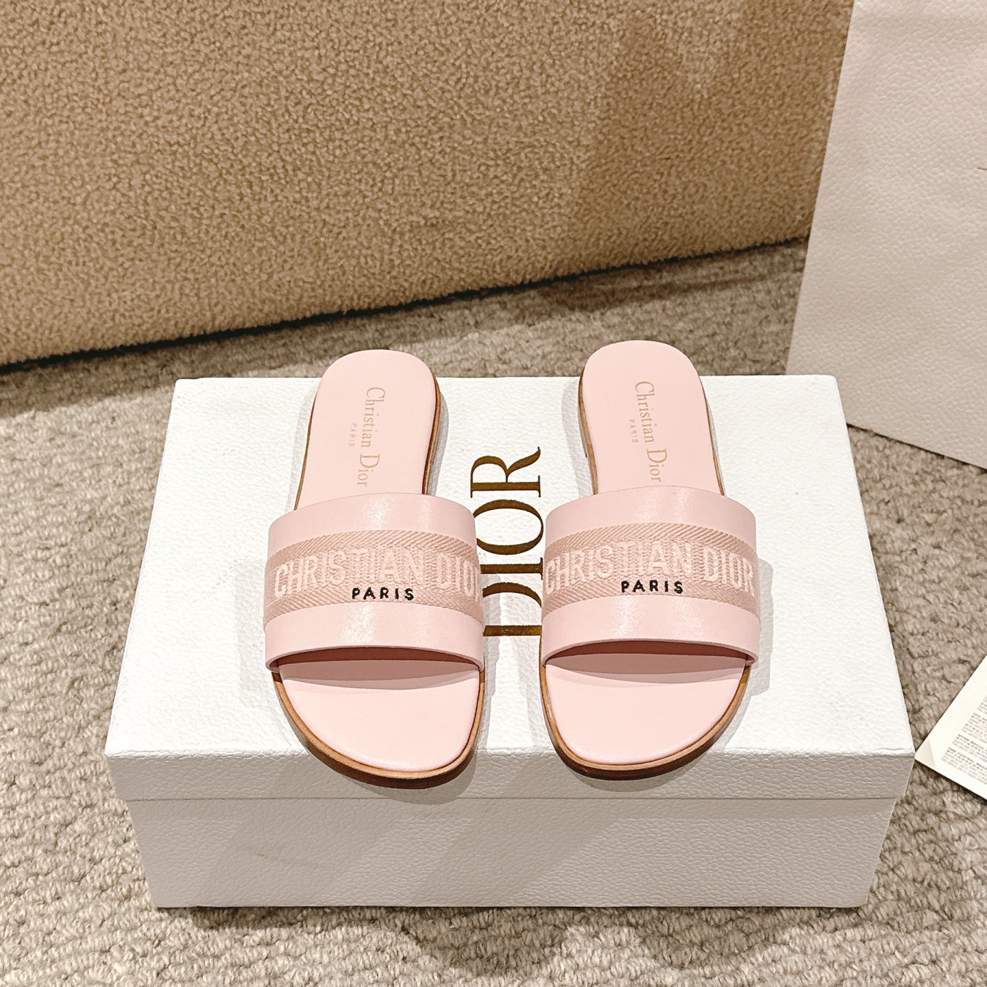 NO:225433,Purchase level!  『New Color Match』 Dior logo electric embroidered flat-soled slippers classic and beautiful masterpiece, the most popular spring and summer series in the dior counter, both temperament, fashion, classic and durable design style, and the effect on the feet is particularly beautiful!  Original reproduction!  Upper: Original custom computer embroidery logo!  Inner/foot pad: Original custom imported water-washed cowhide piri!  Italian A-grade leather outsole!  Slippers, dior, dior, slippers, cowhide, Leather soles19860909代购级别！ 『 新配色 』迪奥logo电绣平底拖鞋经典上乘美艳力作 dior专柜最火春夏系列 兼备气质 时尚 经典耐看的设计风格 上脚效果特别美！原版复刻制作！ 鞋面:原版定制电脑刺绣Logo！ 内里/垫脚:原版定制进口水洗牛皮皮里 ！ 意大利A级真皮大底！ 码数34-43（34,40,41,42,43定制不退换）,拖鞋,dior,dior,slippers,cowhide,Leather soles,Women's Shoes