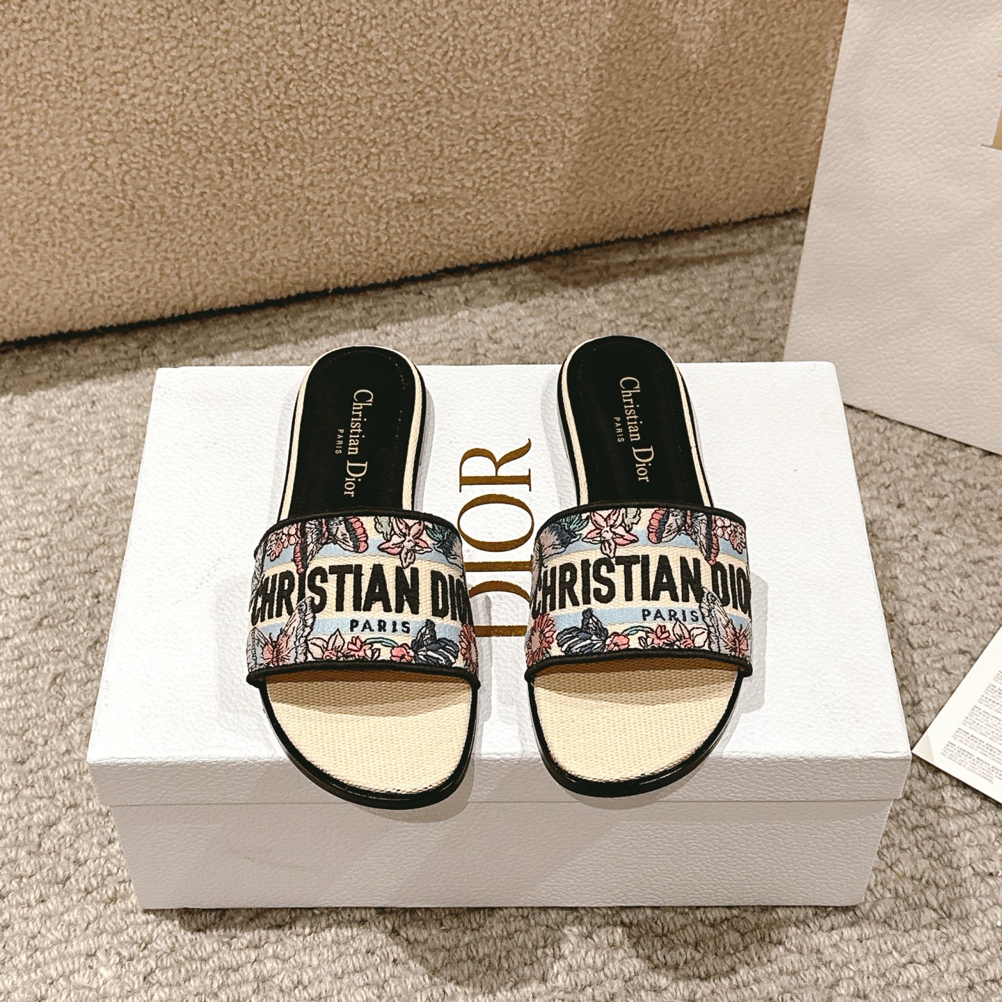 NO:225396,Purchase level!  『New Colors』 Classic Dway slippers feature Pietro Ruffo's multi-color Toile de Jouy Papillon pattern to show exquisite butterflies in an elegant and fantastic floral setting. The natural Raffia upper is embroidered with a black Christian Dio Paris sgnature, providing a clear touch while the square toes add a modern appeal. Will add a modern touch to the outfit and can be coordinated with other Toile de Jouy Papillon works in the collection. Upper: Craft fabric and cotton Inner/foot pads: Calfskin lining, cowhide and TPU insole Italian A-grade leather outsole!  Heels, flat heels, size 34-43 (34, 40, 41, 42, 43 customized, non-return and exchange), slippers, dior, slippers, cowhide, Leather soles19860909代购级别！ 『 新配色 』经典的Dway拖鞋采用Pietro Ruffo的多色Toile de Jouy Papillon图案,在优雅和梦幻般的花卉环境中展示精致的蝴蝶.天然拉菲草鞋面绣有黑色基督教迪奥巴黎sgnature,提供了一个明确的触摸,而方形脚趾增加了现代吸引力.将为服装增添现代感,并可与该系列中的其他Toile de Jouy Papillon作品协调. 鞋面:工艺面料和棉 内里/垫脚: 小牛皮衬里,牛皮和TPU鞋垫 意大利A级真皮大底！ 跟高平跟 码数34-43（34,40,41,42,43定制不退换）,拖鞋,dior,slippers,cowhide,Leather soles,Women's Shoes