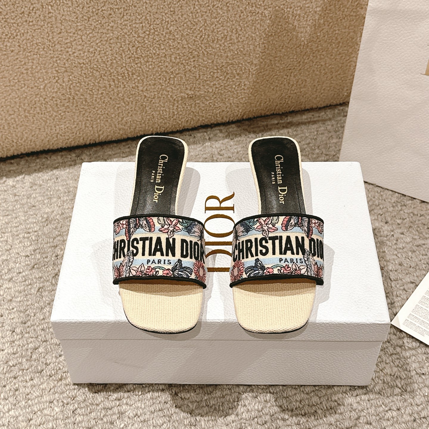 NO:225401,Purchase level!  『New Color 』 Classic Dway heels feature Pietro Ruffo’s multi-color Toile de Jouy Papillon pattern to show exquisite butterflies in an elegant and fantastic floral setting. The natural Raffia upper is embroidered with a black Christian Dio Paris sgnature, providing a clear touch while the square toes add a modern appeal. Finished by a 3.5 cm cylindrical heel, it will add a modern touch to the outfit and can be coordinated with other Toile de Jouy Papillon works in the collection. Upper: Craft fabric and cotton Inner/foot pads: Calfskin lining, cowhide and TPU insole Italian A-grade leather outsole!  Heel height 3.5cm, size 34-43 (34, 40, 41, 42, 43 customized, non-return and exchange), slippers, dior, high heels, slippers, cowhide, Leather soles19860909代购级别！ 『 新配色 』经典的Dway高跟鞋采用Pietro Ruffo的多色Toile de Jouy Papillon图案,在优雅和梦幻般的花卉环境中展示精致的蝴蝶.天然拉菲草鞋面绣有黑色基督教迪奥巴黎sgnature,提供了一个明确的触摸,而方形脚趾增加了现代吸引力.由3.5厘米的圆柱形鞋跟完成,将为服装增添现代感,并可与该系列中的其他Toile de Jouy Papillon作品协调. 鞋面:工艺面料和棉 内里/垫脚: 小牛皮衬里,牛皮和TPU鞋垫 意大利A级真皮大底！ 跟高3.5cm 码数34-43（34,40,41,42,43定制不退换）,拖鞋,dior,high heels,slippers,cowhide,Leather soles,Women's Shoes