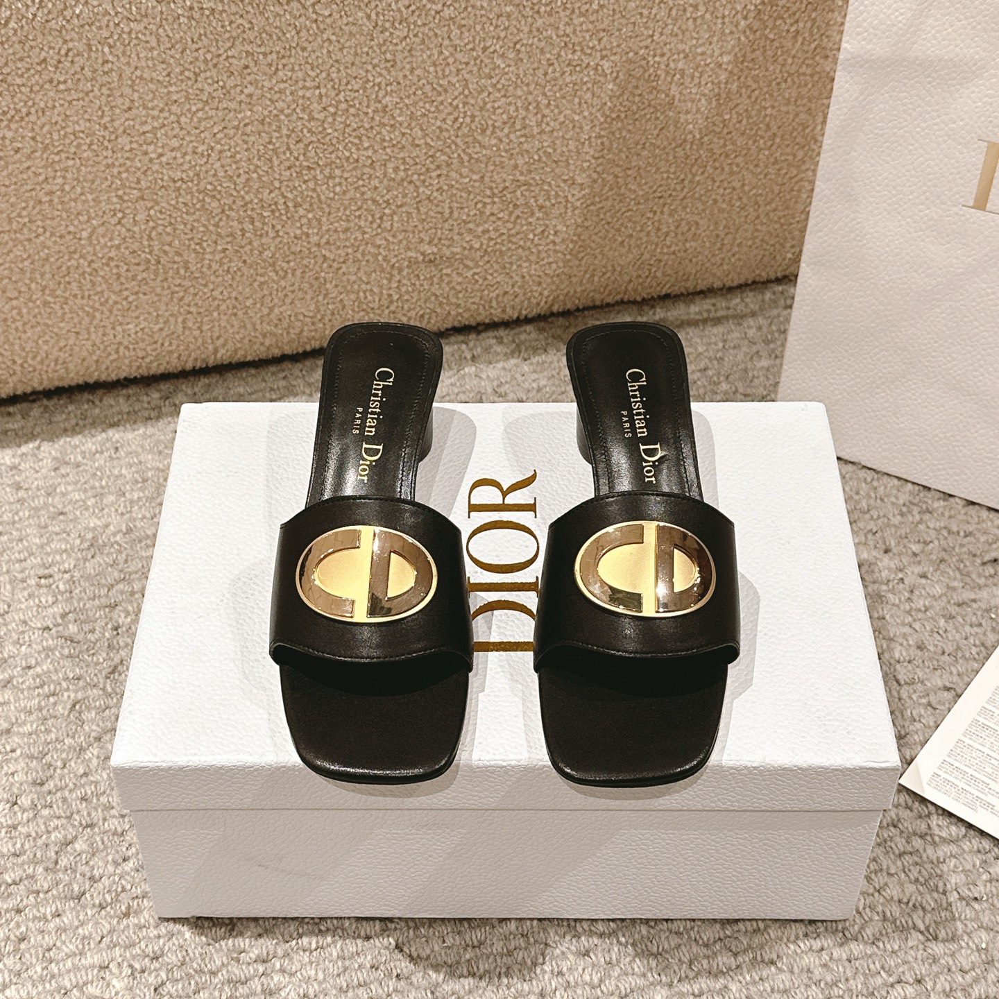 NO:225406,Purchase level!  Classic Dior new spring and summer jelly color women's shoes CD letter logo hardware buckle low heel round toe thick heel open-toe sandals Material: imported calfskin upper   water dyed sheepskin inner lining   Italian genuine leather outsole Heel height: 4.5CM size34-43 (34.40.41.42.43 Customized, no return or replacement), slippers, dior, dior, slippers, cowhide, sheepskin, Leather soles19860909代购级别！ 经典迪奥 Dior 春夏新款果冻色女鞋 CD字母logo五金扣低跟圆头粗跟露趾凉拖鞋 材质:鞋面进口小牛皮 水染羊皮内里 意大利真皮大底 跟高:4.5CM size34-43（34.40.41.42.43定做不退不换）,拖鞋,dior,dior,slippers,cowhide,sheepskin,Leather soles,Women's Shoes