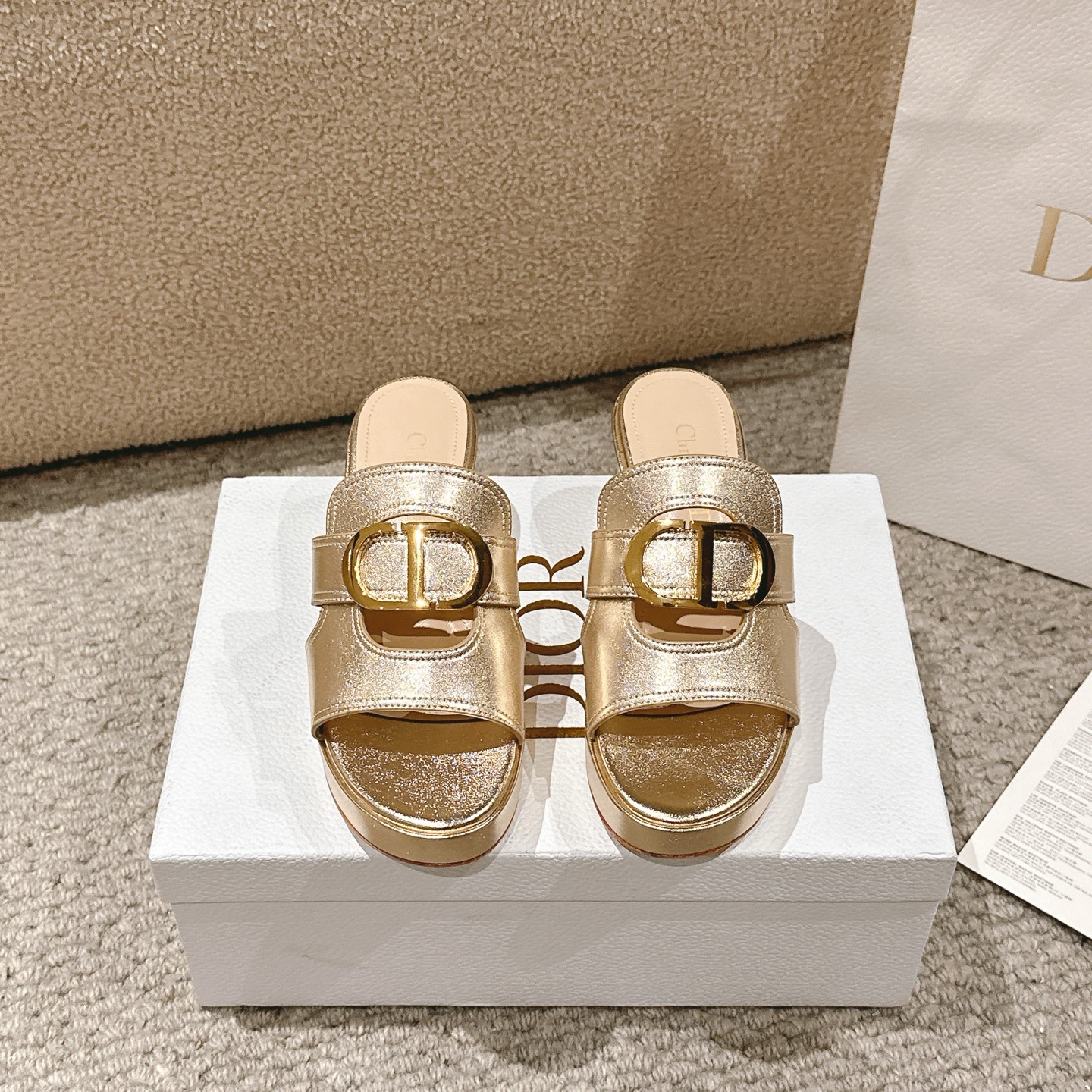NO:225417,Purchase level!  The 30 Montaigne series is a must-have item for Dior's wardrobe. The gold-finished metal CD logo highlights the silhouette and enhances the gold laminated calfskin. With timeless lines, an elegant 7cm thick heel and a 2.5cm thick front sole, it is easy to match with a variety of styles and can be coordinated with other Dior's works. Fabric calfskin·sheepskin lining·gold metal CD footbed cowhide and TPU insole Italian A-grade leather outsole!  Size 35-41 (40,41 customized, non-return and exchange), slippers, dior, slippers, cowhide, sheepskin, Leather soles19860909代购级别！ 30 Montaigne系列是迪奥衣橱的必备单品.金色饰面金属CD标志突出了廓形,并提升了金色层压小牛皮.采用永恒的线条,优雅的7厘米厚的鞋跟和2.5厘米厚的前底,轻松搭配多种款式,并可与迪奥的其他作品协调搭配. 面料小牛皮·羊皮衬里·金色金属CD 垫脚牛皮和TPU鞋垫 意大利A级真皮大底！ 码数35-41（40,41定制不退换）,拖鞋,dior,slippers,cowhide,sheepskin,Leather soles,Women's Shoes