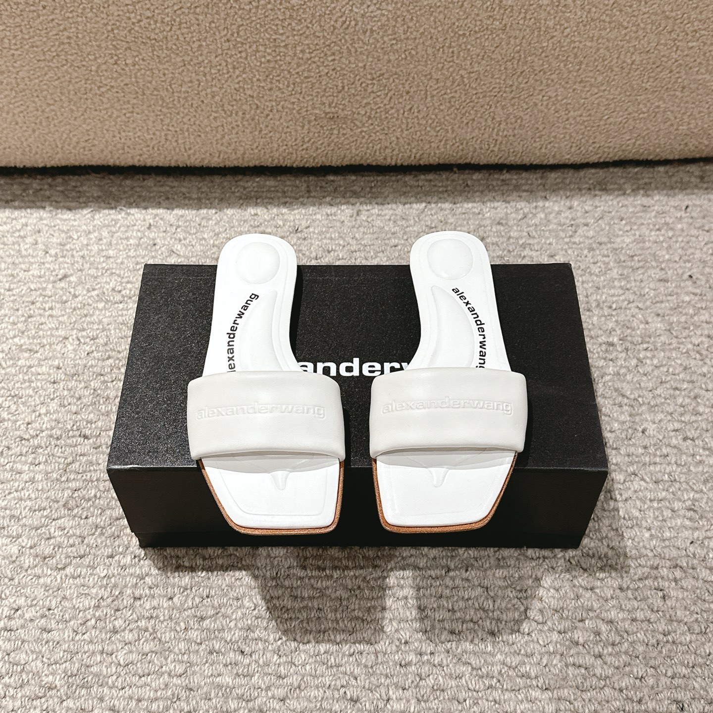 NO:258707,, Purchase level!  Alexander Wang 2025 flat-sole square-toe sandal slippers, the upper is imported sheepskin and special canvas butter leather, the original craft concave and concave three-dimensional imported sheepskin footbed, the original insole logo, the original Italian imported perm dyed original outsole, simple and fashionable and comfortable to wear. The upper cowhide inner sheepskin sole Italian genuine leather outsole size 35-39 ((34.40, 41, 42.43 can be customized, custom made without return), slippers, alexander wang, sandals, slippers, cowhide, sheepskin, Leather soles19860909,代购级别！ Alexander Wang亚历山大王2025平底方头凉鞋拖鞋,鞋面为进口羊皮和特殊帆布牛油皮原厂工艺凹凸立体进口羊皮垫脚, 原厂鞋垫logo标,原版意大利进口透染原版大底,简约上脚时尚舒服. 鞋面牛皮 内里羊皮里 鞋底意大利真皮大底 码数35-39(（34.40,41,42.43可订做,订做不退换）,拖鞋,alexander wang,sandals,slippers,cowhide,sheepskin,Leather soles,Women's Shoes