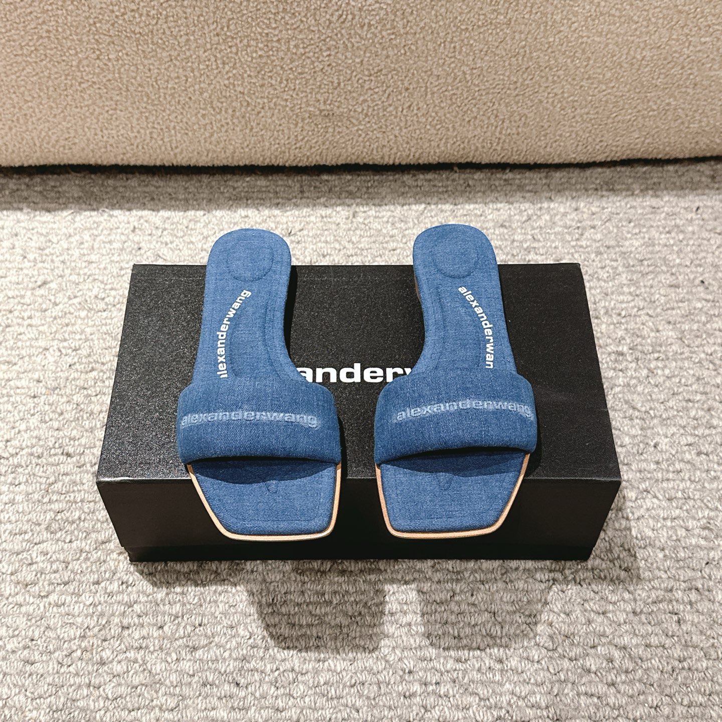 NO:258709,, Purchase level!  Alexander Wang 2025 flat-sole square-toe denim sandal slippers, the upper is special canvas butter leather original craft concave and concave three-dimensional imported sheepskin footbed, original insole logo, original Italian imported perm dyed original outsole, simple and fashionable and comfortable to wear. Upper cowhide inner sheepskin sole Italian genuine leather outsole size 35-39 ((34.40, 41, 42.43 can be customized, customized without return), slippers, alexander wang, sandals, slippers, cowhide, sheepskin, Leather soles19860909,代购级别！ Alexander Wang亚历山大王2025平底方头牛仔布凉鞋拖鞋,鞋面为特殊帆布牛油皮原厂工艺凹凸立体进口羊皮垫脚, 原厂鞋垫logo标,原版意大利进口透染原版大底,简约上脚时尚舒服. 鞋面牛皮 内里羊皮里 鞋底意大利真皮大底 码数35-39(（34.40,41,42.43可订做,订做不退换）,拖鞋,alexander wang,sandals,slippers,cowhide,sheepskin,Leather soles,Women's Shoes