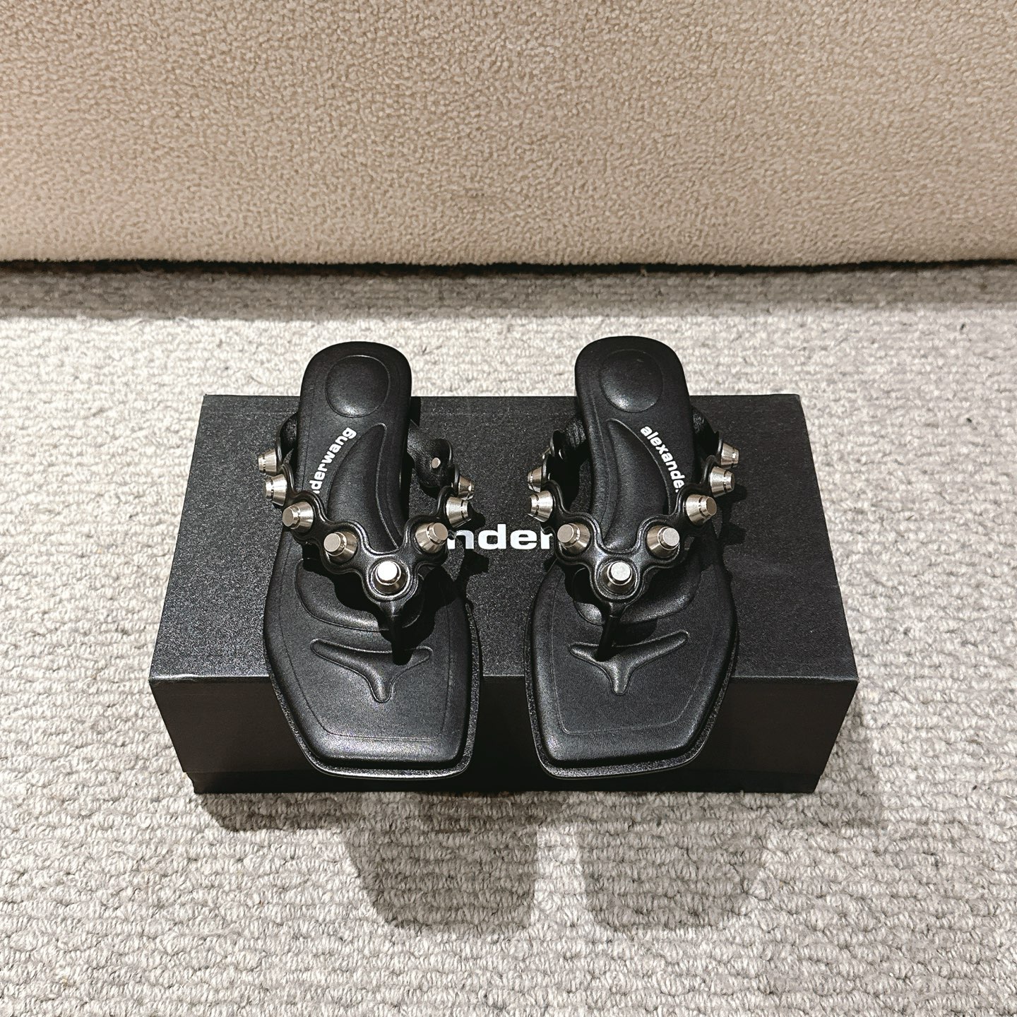 NO:258705,, Purchase level!  Alexander Wang Lady Luxury 25ss Spring and summer latest flip flops personalized and elegant style, super textured, love, love, this model is simple and fashionable and comfortable to wear, an indispensable model in summer presents a brand new iconic outline. Flat-soled style with beads and edges are full of personality, upper cowhide/original mold opening button nails, inner sheepskin, sole Italian leather outsole, size 35-39 ((34.40, 41, 42.43 can be customized, custom-made, no return or exchange), split-toe shoes, alexander wang, cowhide, sheepskin, Leather soles19860909,代购级别！ Alexander Wang亚历山大王女士奢侈品25ss 春夏最新款人字拖个性御姐风 超有质感 爱了爱了 该款设计简约上脚时尚舒服 夏季不可缺少的一款大王呈现焕然一新的标志性轮廓.平底款式配上珠珠边缘个性十足 鞋面牛皮/原版开模钮钉 内里羊皮里 鞋底意大利真皮大底 码数35-39(（34.40,41,42.43可订做,订做不退换）,分趾鞋,alexander wang,cowhide,sheepskin,Leather soles,Women's Shoes