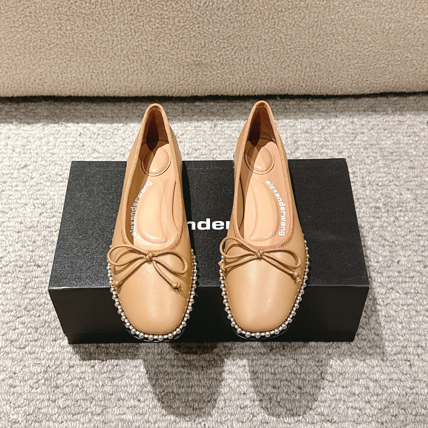 NO:258703,, Purchase level!  Alexander Wang Lady's luxury Alexande* Wang's original 1:1 material development, using concave and convex massage insoles with glue logo, a perfect match with the most fashionable round toe   high elastic injection molding material, decorated with the comfort of lazy dancing shoes with pearl-edged leather sole. Upper imported sheepskin, silk mesh cloth, inner imported sheepskin footbed imported sheepskin heel height 1cm, sole original Italian imported leather outsole size 35-39 (34, 40, 41, 42, can be customized), ballet shoes, alexander wang, sheepskin, Leather soles19860909,代购级别！ Alexander Wang亚历山大王女士奢侈品Alexande* Wang原版1:1的材料开发,选用凹凸按摩的鞋垫配上注胶 Logo 搭配最潮圆头 高弹注塑材质的绝佳搭配,饰以珍珠走边真皮大底的懒人跳舞鞋的舒服感. 鞋面进口羊皮,丝网布 内里进口羊皮 垫脚进口羊皮 跟高1cm,  鞋底原版意大利进口真皮大底 码数35-39（34,40,41,42,可定做）,芭蕾舞鞋,alexander wang,sheepskin,Leather soles,Women's Shoes