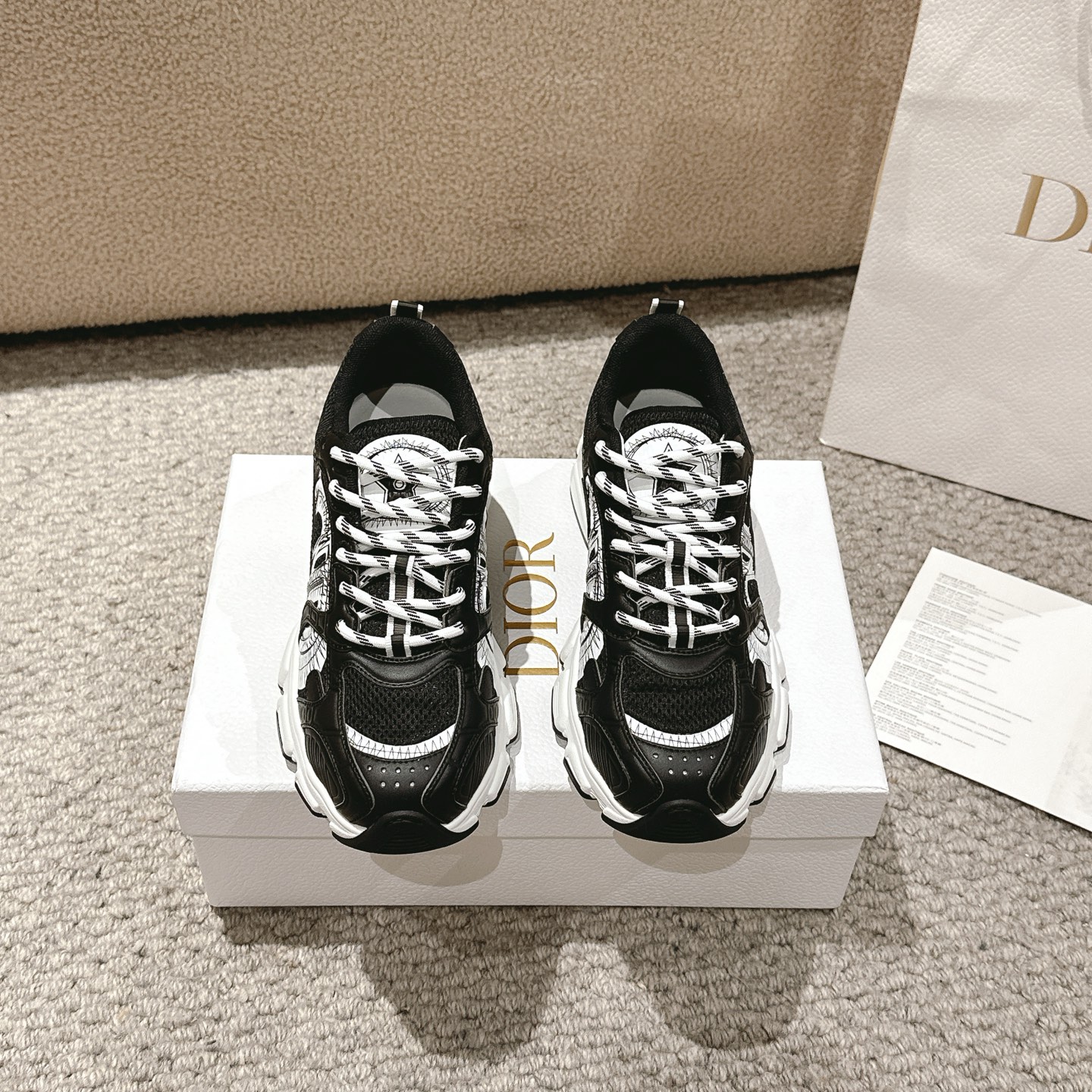 NO:247439,Purchase level!  Dior Chrono sneakers reinterpret running shoes with a high-definition style of Dior. Mesh fabric is paired with white and black leather effect inserts, CD logos on both sides, star patches on the tongue and Dior logo on the heel, and many classic details show the style. Two-color laces, light sole and star decoration, can create a casual look all year round. Main Tech fabric Lining Technology fabric Lining Technology fabric is decorated with CD logo on both sides of the tongue and star patch on the back side with Dior logo outsole EVA sole size women's size 35-40 men's size 39-46 (44.45.46 custom-made, no return or exchange), dad shoes, dior, sneakers19860909代购级别！ Dior Chrono 运动鞋以 Dior 的高订风格重新演绎跑步鞋.网眼织物搭配白色和黑色皮革效果镶片,两侧的CD 标志、鞋舌上的星星补丁和鞋跟的 Dior 标志,诸多经典细节彰显格调.采用双色鞋带,轻盈鞋底搭配星星装饰,可全年打造休闲造型. 主体科技面料里料科技面料两侧饰以 CD 标志鞋舌饰以星星补丁后侧饰以 Dior 标志 大底EVA 鞋底 size女码35-40  男码39-46（44.45.46定做不退不换）,老爹鞋,dior,sneakers,Women's Shoes