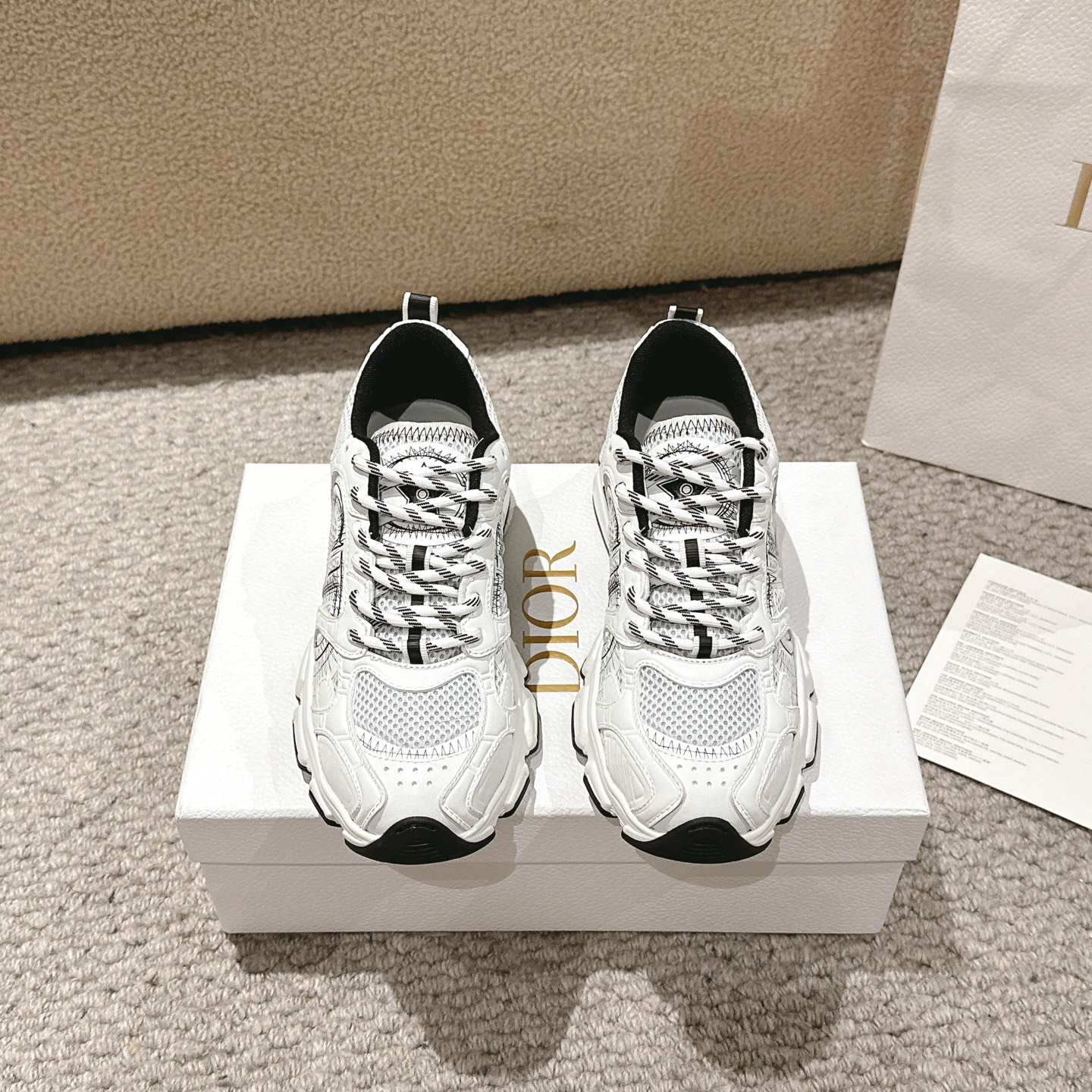 NO:247441,Purchase level!  Dior Chrono sneakers reinterpret running shoes with a high-definition style of Dior. Mesh fabric is paired with white and black leather effect inserts, CD logos on both sides, star patches on the tongue and Dior logo on the heel, and many classic details show the style. Two-color laces, light soles and star decoration, can create a casual look all year round. Main Tech fabric Lining Technology fabric Lining Technology fabric is decorated with CD logo on both sides of the tongue and star patch on the back side with Dior logo outsole EVA sole size women's size 35-40 men's size 39-46 (44.45.46 custom-made, no return or exchange), dad shoes, dior, sneakers19860909代购级别！ Dior Chrono 运动鞋以 Dior 的高订风格重新演绎跑步鞋.网眼织物搭配白色和黑色皮革效果镶片,两侧的CD 标志、鞋舌上的星星补丁和鞋跟的 Dior 标志,诸多经典细节彰显格调.采用双色鞋带,轻盈鞋底搭配星星装饰,可全年打造休闲造型. 主体科技面料里料科技面料两侧饰以 CD 标志鞋舌饰以星星补丁后侧饰以 Dior 标志 大底EVA 鞋底 size女码35-40 男码39-46（44.45.46定做不退不换）,老爹鞋,dior,sneakers,Women's Shoes