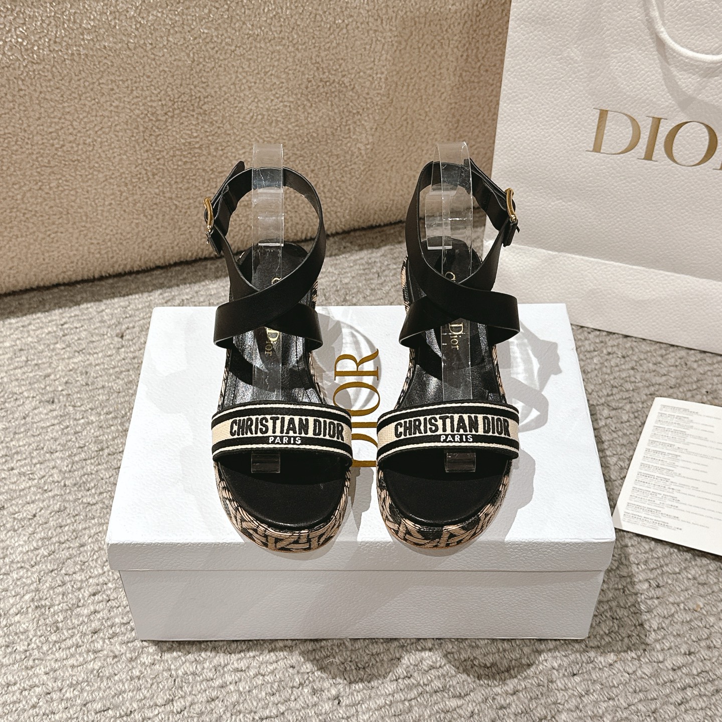 NO:253183,Purchase level!  Embroidered with a black Christian Dior Paris signature, the natural Rafia upper gives an impeccable touch, while the adjustable buckle of black calfskin exquisitely accentuates the ankles. Natural and black graphic Cannage raffic 7cm (3 inches) heel and 2.5cm (1 inches) platform provide a modern three-dimensionality to the iconic House pattern. The shoes can be paired with other Graphic Cannage pieces in the collection. Main ingredients calfskin, technical fabrics and cotton Inner calfskin lining Italian grade A leather outsole Size 35-41 (40,41 custom non-return), sandals, dior, sandals, cowhide, Leather soles19860909代购级别！ 绣有黑色Christian Dior Paris签名,天然的拉菲亚鞋面给人一种无可挑剔的触感,而黑色小牛皮可调节的扣带精致地突出了脚踝. 天然和黑色的图形Cannage raffic7厘米（3英寸）的鞋跟和2.5厘米（1英寸）的平台为标志性的House图案提供了现代的三维. 这双鞋可以与该系列中的其他Graphic Cannage作品搭配. 主要成分小牛皮、技术面料和棉 内里小牛皮衬里 意大利A级真皮大底 码数35-41（40,41定制不退换）,凉鞋,dior,sandals,cowhide,Leather soles,Women's Shoes