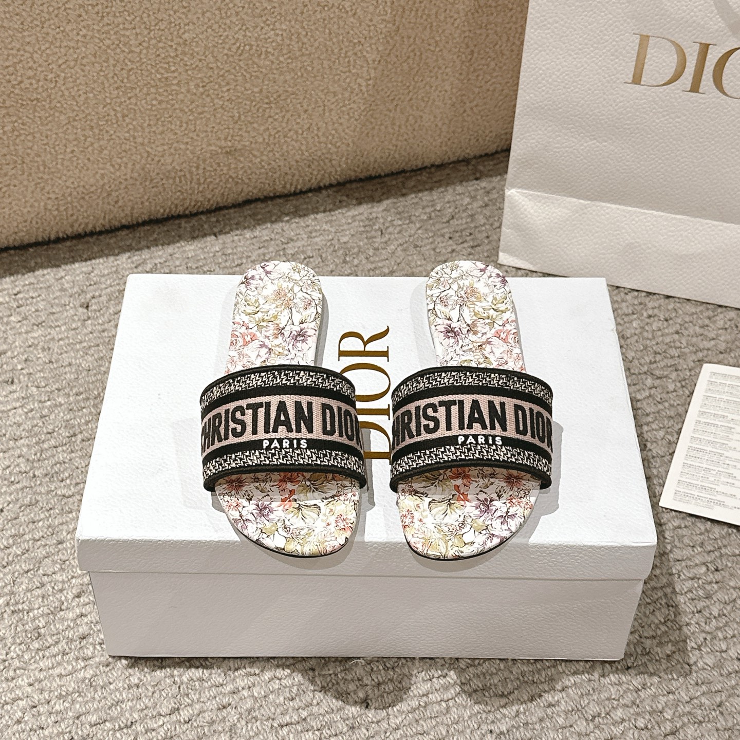 NO:253187,Purchase level!  『New Color 』 Dior logo computer embroidered canvas flat slippers, a classic and beautiful masterpiece, the most popular spring and summer series of dior counters, both temperament, fashion, classic and durable design style, and the effect of the foot is particularly beautiful!  Original reproduction!  Upper: Original custom canvas computer embroidery logo!  Inner/foot pad: Original custom imported water-washed cowhide piri!  Italian A-grade leather outsole!  Slippers, dior, dior, slippers, cowhide, Leather soles19860909代购级别！ 『 新配色 』迪奥logo电脑绣帆布平底拖鞋,经典上乘美艳力作 dior专柜最火春夏系列 兼备气质 时尚 经典耐看的设计风格 上脚效果特别美！原版复刻制作！ 鞋面:原版定制帆布电脑刺绣Logo！ 内里/垫脚:原版定制进口水洗牛皮皮里 ！ 意大利A级真皮大底！ 码数34-43（34,40,41,42,43定制不退换）,拖鞋,dior,dior,slippers,cowhide,Leather soles,Women's Shoes