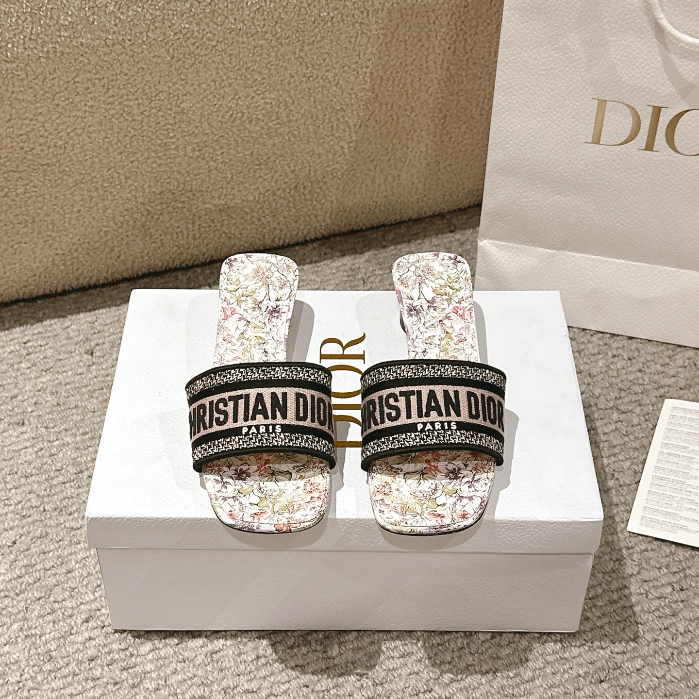 NO:253190,Purchase level!  『New color scheme』 Dior logo computer embroidered canvas round heel square-head slippers, a classic and beautiful masterpiece, the most popular spring and summer series of dior counters, both temperament, fashion, classic and durable design style, and the effect of the foot is particularly beautiful!  Original reproduction!  Upper: Original custom canvas computer embroidery logo!  Inner/foot pad: Original custom imported water-washed cowhide piri!  Italian A-grade leather outsole!  Heel height 3.5cm, size 34-43 (34, 40, 41, 42, 43 customized, non-return and exchange), slippers, dior, dior, slippers, cowhide, Leather soles19860909代购级别！ 『 新配色 』迪奥logo电脑绣帆布圆跟方头拖鞋,经典上乘美艳力作 dior专柜最火春夏系列 兼备气质 时尚 经典耐看的设计风格 上脚效果特别美！原版复刻制作！ 鞋面:原版定制帆布电脑刺绣Logo！ 内里/垫脚:原版定制进口水洗牛皮皮里 ！ 意大利A级真皮大底！ 跟高3.5cm 码数34-43（34,40,41,42,43定制不退换）,拖鞋,dior,dior,slippers,cowhide,Leather soles,Women's Shoes