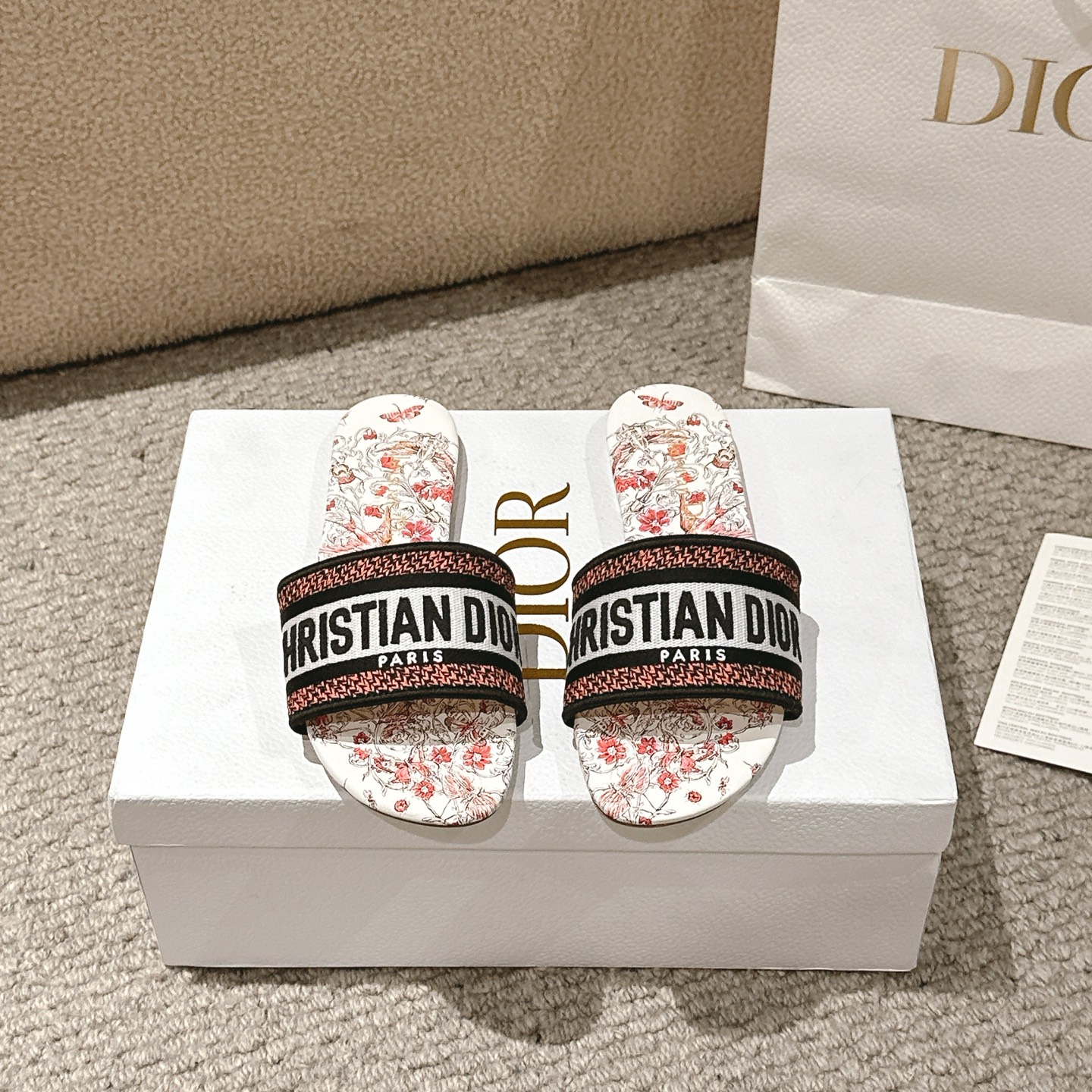 NO:253193,Purchase level!  『New Color 』 Dior logo computer embroidered canvas flat slippers, a classic and beautiful masterpiece, the most popular spring and summer series of dior counters, both temperament, fashion, classic and durable design style, and the effect of the foot is particularly beautiful!  Original reproduction!  Upper: Original custom canvas computer embroidery logo!  Inner/foot pad: Original custom imported water-washed cowhide piri!  Italian A-grade leather outsole!  Slippers, dior, dior, slippers, cowhide, Leather soles19860909代购级别！ 『 新配色 』迪奥logo电脑绣帆布平底拖鞋,经典上乘美艳力作 dior专柜最火春夏系列 兼备气质 时尚 经典耐看的设计风格 上脚效果特别美！原版复刻制作！ 鞋面:原版定制帆布电脑刺绣Logo！ 内里/垫脚:原版定制进口水洗牛皮皮里 ！ 意大利A级真皮大底！ 码数34-43（34,40,41,42,43定制不退换）,拖鞋,dior,dior,slippers,cowhide,Leather soles,Women's Shoes