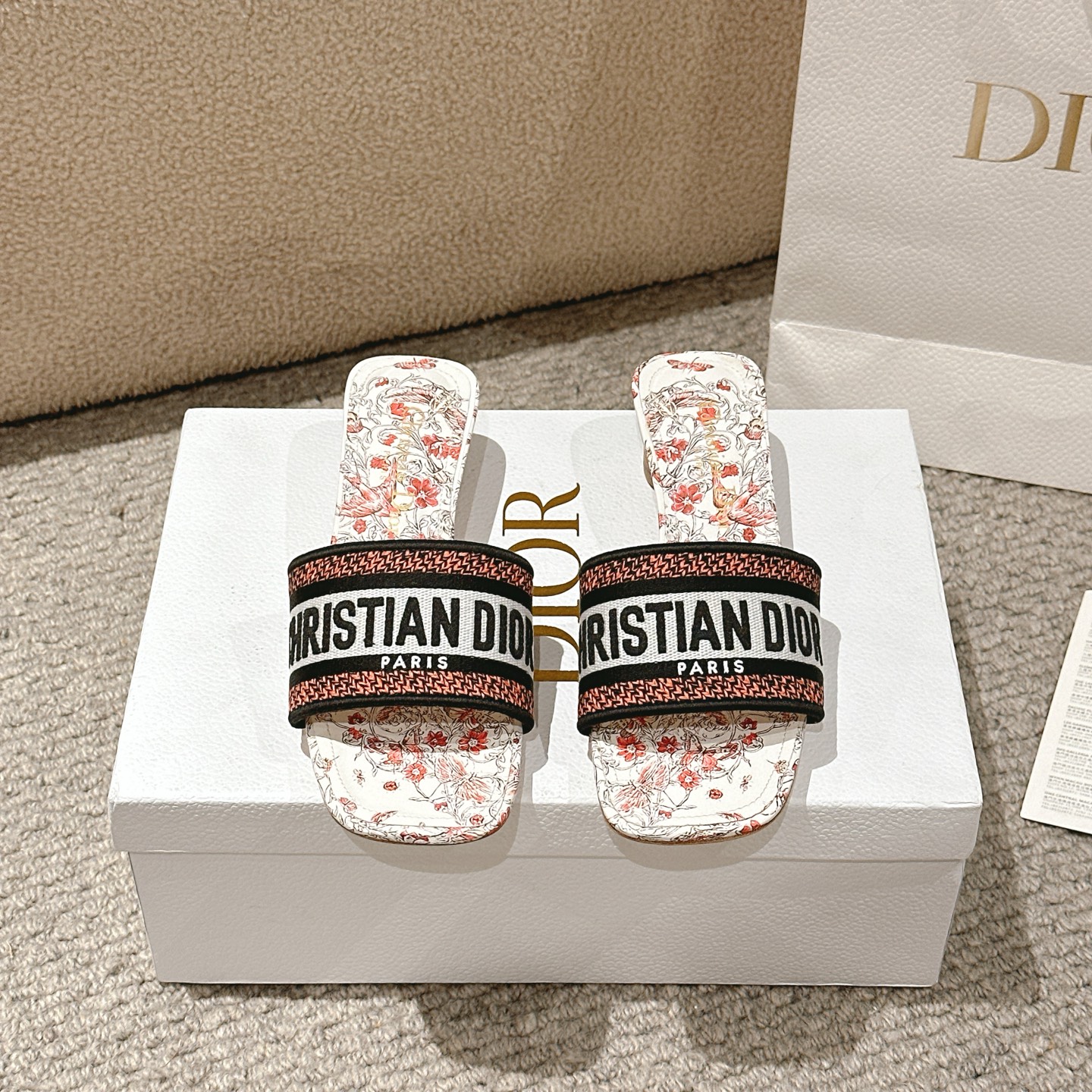 NO:253197,Purchase level!  『New color scheme』 Dior logo computer embroidered canvas round heel square-head slippers, a classic and beautiful masterpiece, the most popular spring and summer series of dior counters, both temperament, fashion, classic and durable design style, and the effect of the foot is particularly beautiful!  Original reproduction!  Upper: Original custom canvas computer embroidery logo!  Inner/foot pad: Original custom imported water-washed cowhide piri!  Italian A-grade leather outsole!  Heel height 3.5cm, size 34-43 (34, 40, 41, 42, 43 customized, non-return and exchange), slippers, dior, dior, slippers, cowhide, Leather soles19860909代购级别！ 『 新配色 』迪奥logo电脑绣帆布圆跟方头拖鞋,经典上乘美艳力作 dior专柜最火春夏系列 兼备气质 时尚 经典耐看的设计风格 上脚效果特别美！原版复刻制作！ 鞋面:原版定制帆布电脑刺绣Logo！ 内里/垫脚:原版定制进口水洗牛皮皮里 ！ 意大利A级真皮大底！ 跟高3.5cm 码数34-43（34,40,41,42,43定制不退换）,拖鞋,dior,dior,slippers,cowhide,Leather soles,Women's Shoes