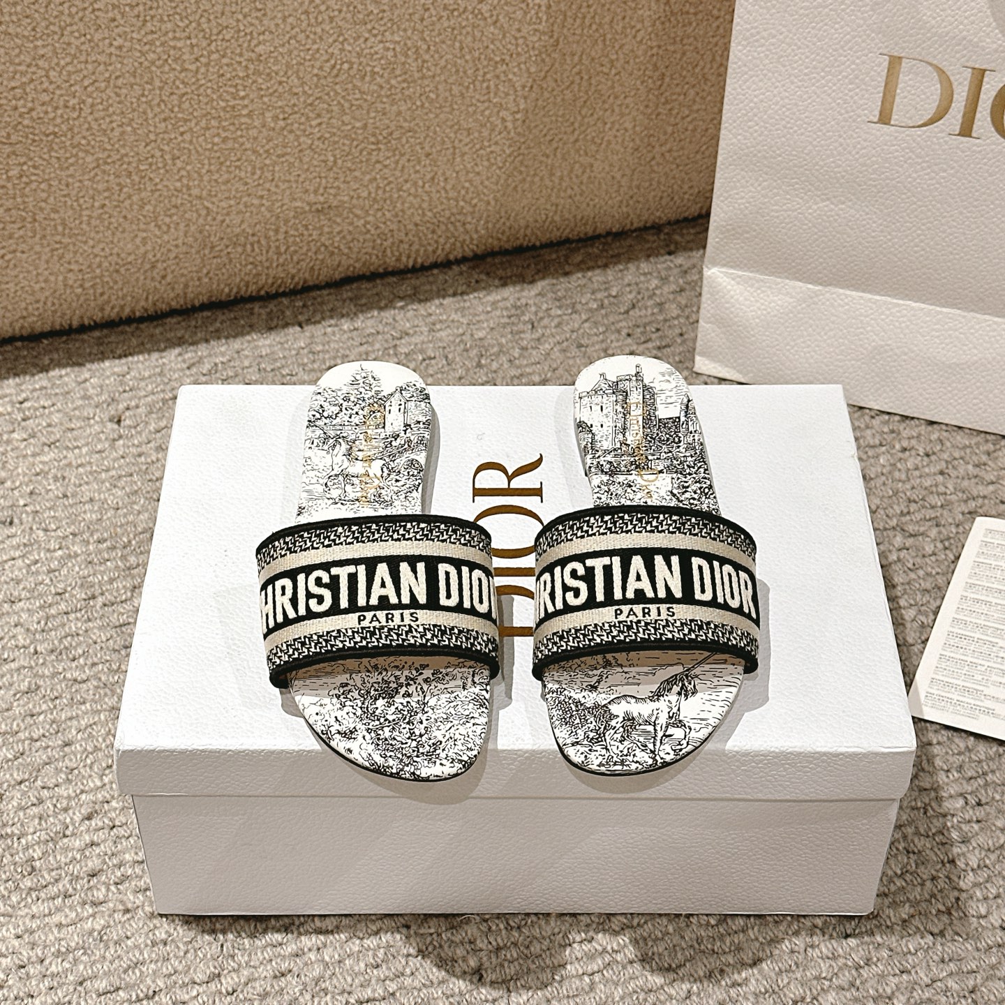 NO:253198,Purchase level!  『New Color 』 Dior logo computer embroidered canvas flat slippers, a classic and beautiful masterpiece, the most popular spring and summer series of dior counters, both temperament, fashion, classic and durable design style, and the effect of the foot is particularly beautiful!  Original reproduction!  Upper: Original custom canvas computer embroidery logo!  Inner/foot pad: Original custom imported water-washed cowhide piri!  Italian A-grade leather outsole!  Slippers, dior, dior, slippers, cowhide, Leather soles19860909代购级别！ 『 新配色 』迪奥logo电脑绣帆布平底拖鞋,经典上乘美艳力作 dior专柜最火春夏系列 兼备气质 时尚 经典耐看的设计风格 上脚效果特别美！原版复刻制作！ 鞋面:原版定制帆布电脑刺绣Logo！ 内里/垫脚:原版定制进口水洗牛皮皮里 ！ 意大利A级真皮大底！ 码数34-43（34,40,41,42,43定制不退换）,拖鞋,dior,dior,slippers,cowhide,Leather soles,Women's Shoes