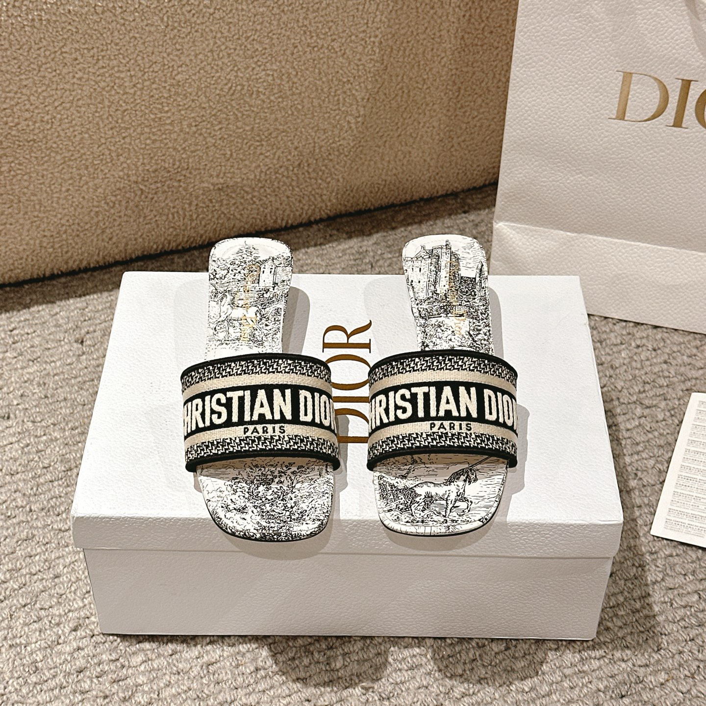 NO:253200,Purchase level!  『New color scheme』 Dior logo computer embroidered canvas round heel square-head slippers, a classic and beautiful masterpiece, the most popular spring and summer series of dior counters, both temperament, fashion, classic and durable design style, and the effect of the foot is particularly beautiful!  Original reproduction!  Upper: Original custom canvas computer embroidery logo!  Inner/foot pad: Original custom imported water-washed cowhide piri!  Italian A-grade leather outsole!  Heel height 3.5 yards 34-43 (34, 40, 41, 42, 43 customized non-return and exchange), slippers, dior, dior, slippers, cowhide, Leather soles19860909代购级别！ 『 新配色 』迪奥logo电脑绣帆布圆跟方头拖鞋,经典上乘美艳力作 dior专柜最火春夏系列 兼备气质 时尚 经典耐看的设计风格 上脚效果特别美！原版复刻制作！ 鞋面:原版定制帆布电脑刺绣Logo！ 内里/垫脚:原版定制进口水洗牛皮皮里 ！ 意大利A级真皮大底！ 跟高3.5 码数34-43（34,40,41,42,43定制不退换）,拖鞋,dior,dior,slippers,cowhide,Leather soles,Women's Shoes