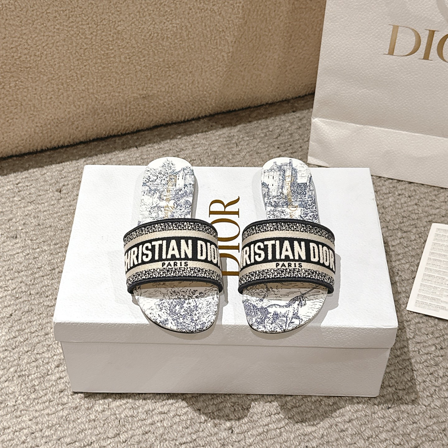 NO:253203,Purchase level!  『New Color 』 Dior logo computer embroidered canvas flat slippers, a classic and beautiful masterpiece, the most popular spring and summer series of dior counters, both temperament, fashion, classic and durable design style, and the effect of the foot is particularly beautiful!  Original reproduction!  Upper: Original custom canvas computer embroidery logo!  Inner/foot pad: Original custom imported water-washed cowhide piri!  Italian A-grade leather outsole!  Slippers, dior, dior, slippers, cowhide, Leather soles19860909代购级别！ 『 新配色 』迪奥logo电脑绣帆布平底拖鞋,经典上乘美艳力作 dior专柜最火春夏系列 兼备气质 时尚 经典耐看的设计风格 上脚效果特别美！原版复刻制作！ 鞋面:原版定制帆布电脑刺绣Logo！ 内里/垫脚:原版定制进口水洗牛皮皮里 ！ 意大利A级真皮大底！ 码数34-43（34,40,41,42,43定制不退换）,拖鞋,dior,dior,slippers,cowhide,Leather soles,Women's Shoes