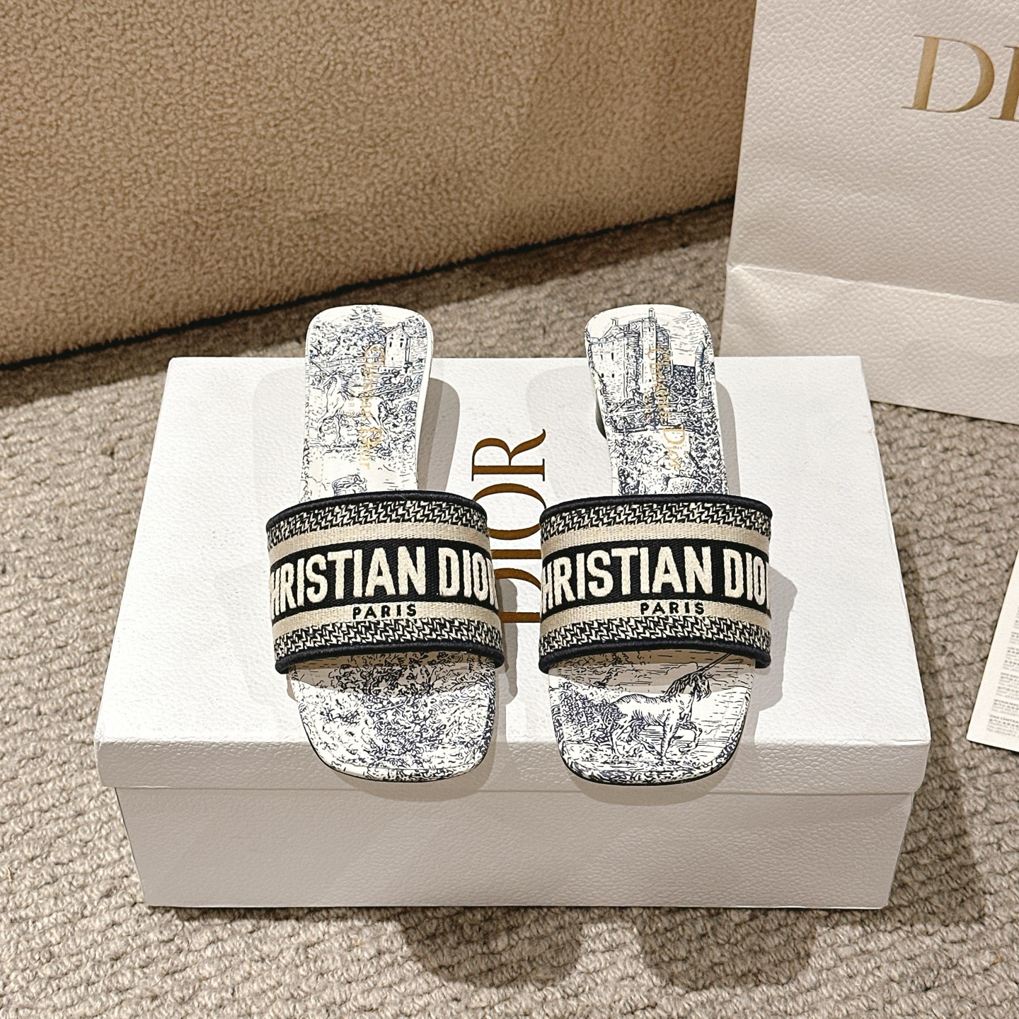 NO:253180,Purchase level!  『New color scheme』 Dior logo computer embroidered canvas round heel square-head slippers, a classic and beautiful masterpiece, the most popular spring and summer series of dior counters, both temperament, fashion, classic and durable design style, and the effect of the foot is particularly beautiful!  Original reproduction!  Upper: Original custom canvas computer embroidery logo!  Inner/foot pad: Original custom imported water-washed cowhide piri!  Italian A-grade leather outsole!  Heel height, 3.5cm Size 34-43 (34, 40, 41, 42, 43 customized, non-return and exchange), slippers, dior, dior, slippers, cowhide, Leather soles19860909代购级别！ 『 新配色 』迪奥logo电脑绣帆布圆跟方头拖鞋,经典上乘美艳力作 dior专柜最火春夏系列 兼备气质 时尚 经典耐看的设计风格 上脚效果特别美！原版复刻制作！ 鞋面:原版定制帆布电脑刺绣Logo！ 内里/垫脚:原版定制进口水洗牛皮皮里 ！ 意大利A级真皮大底！ 跟高,3.5cm 码数34-43（34,40,41,42,43定制不退换）,拖鞋,dior,dior,slippers,cowhide,Leather soles,Women's Shoes