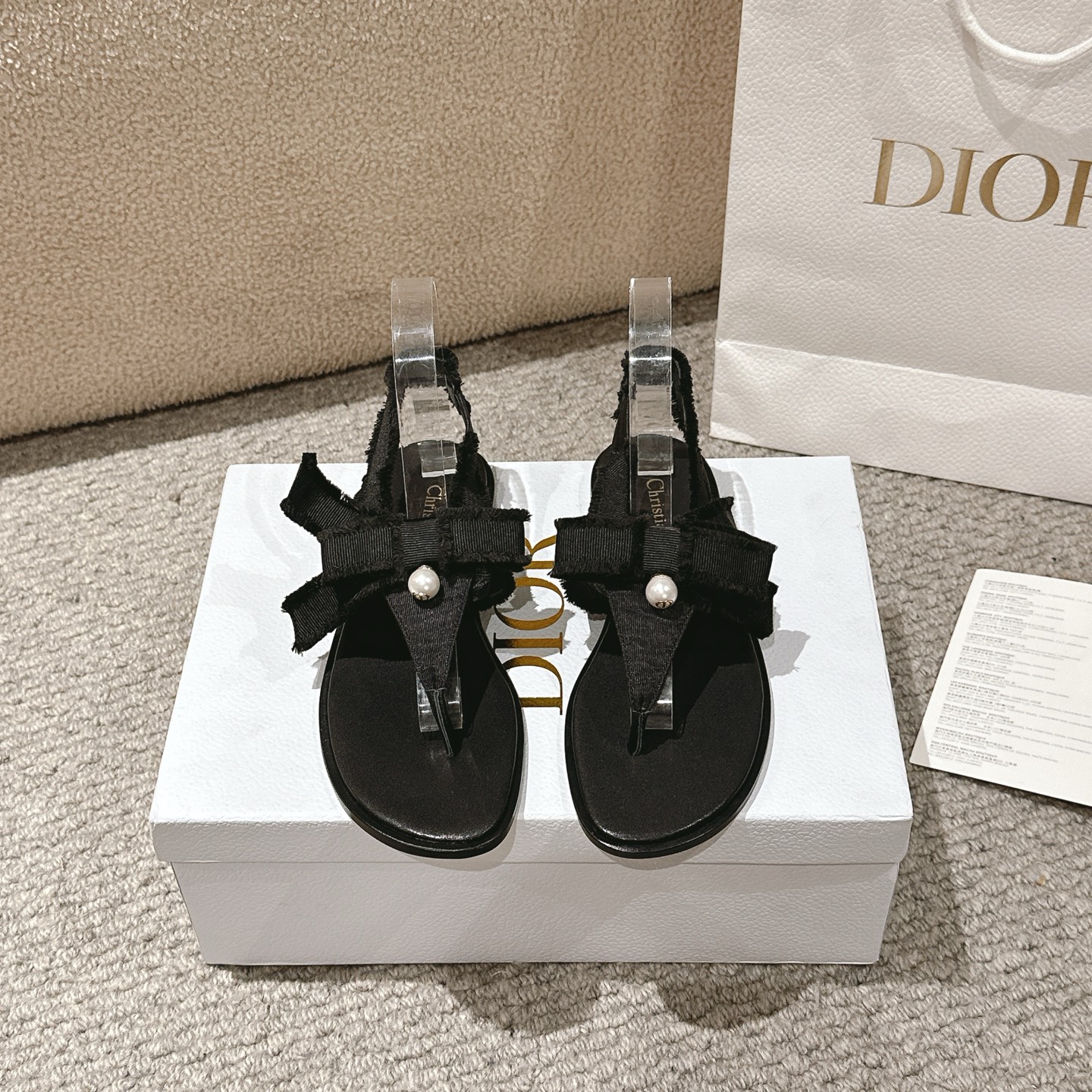 NO:404146,Purchase level!   Adiorable sandals are fashionable and elegant. Black tassel grosgrain upper, with a deconstructed bow on the front, paired with CD white resin beads inspired by classic Dior Tribales earrings. They can be matched with various casual looks to create exquisite shapes. Fabric fabric + sheepskin lining outsole Italian A-grade leather outsole!  Size 34-43 (34, 41, 42, 43 customized, non-return and exchange), sandals, balenciaga, dior, sandals, earrings, sheepskin, Leather soles19860909代购级别！  Adiorable 凉拖时髦优雅.黑色流苏罗缎鞋面,正面饰以解构效果蝴蝶结,搭配灵感源自经典 Dior Tribales 耳环的CD 白色树脂珠饰.可与本李各式休闲造型搭配,打造精致造型. 面料织物+ 羊皮衬里 大底意大利A级真皮大底！ 码数34-43（34,41,42,43定制不退换）,凉鞋,balenciaga,dior,sandals,earrings,sheepskin,Leather soles,Women's Shoes